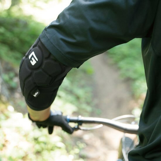 スキー用品 WEBSPORTSのプロテクター 大人　ひじ　 G-FORM　PRO RUGGED2 エルボーガード　　ELBOW GUARDS ブラック ep3502 ジーフォーム　PROTECTOR プロテクター｜アングル3