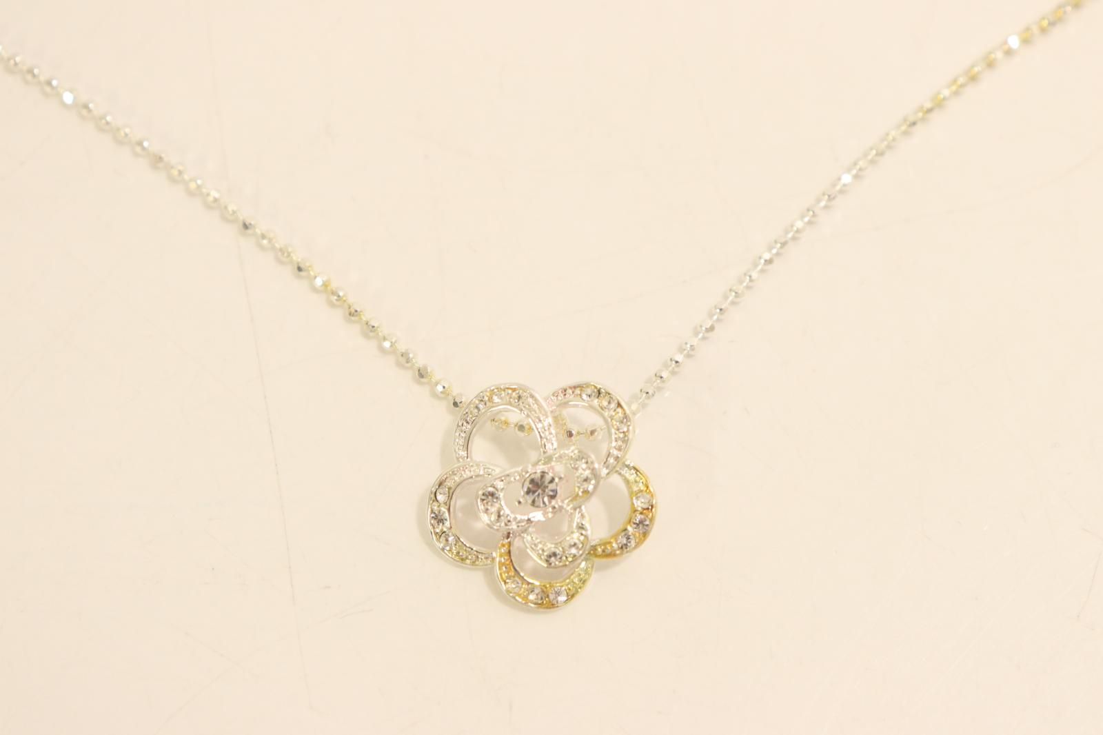 Rakuten - 【中古】 SWAROVSKI レディースネックレス -- ネックレス SWAROVSKI -- 銀 シルバー