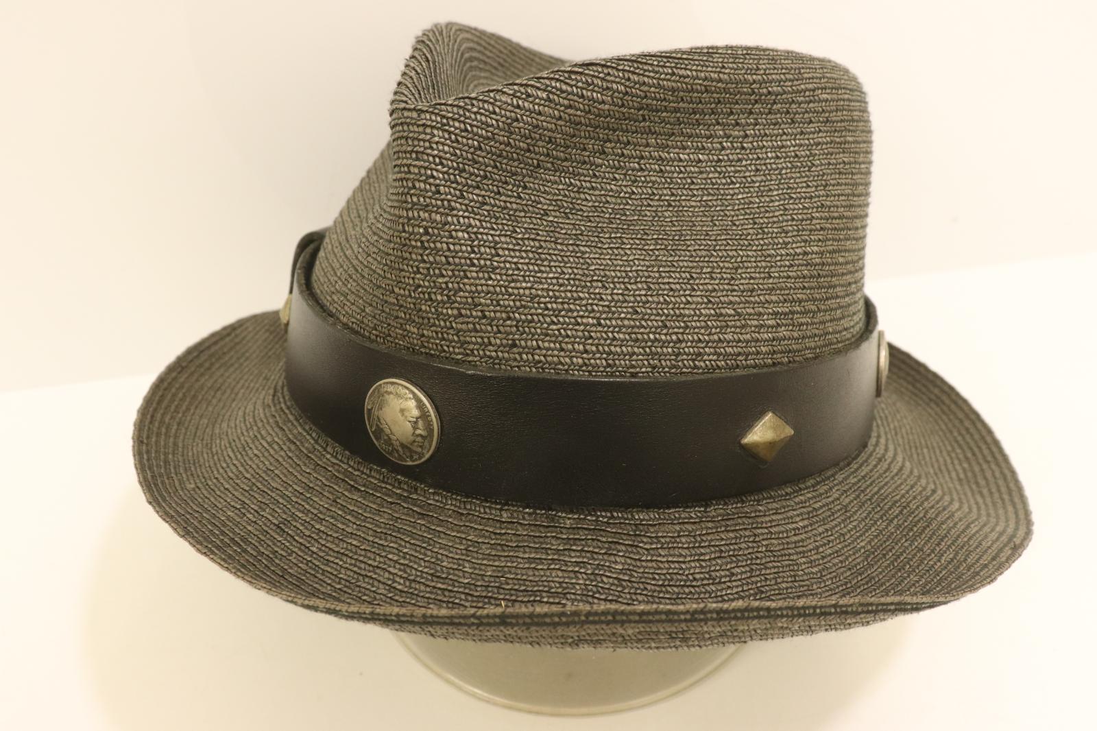 　商品状態説明 詳細説明 コンチョベルト ストローハット NEW YORK HAT CO. -- 茶 ブラウン 無地 【状態ランク：C 使用感がありダメージが確認できる状態】 【状態備考】 頭囲周りに若干の汚れが見られます。全体的に使用感が見られ、若干のほつれも見られます。金具部分に細かい傷、汚れが見られます。 表記サイズ -- 実寸サイズ 頭囲(履き口周り) 58cmつば 5cm高さ(深さ) 18cm 素材表記 -- カラー 茶 ブラウン ※色は担当者の主観で判断しております。 ※表示するモニターごとに色合いが違って見える場合があります。 テイスト /2026-02-19 管理番号 242222072102　