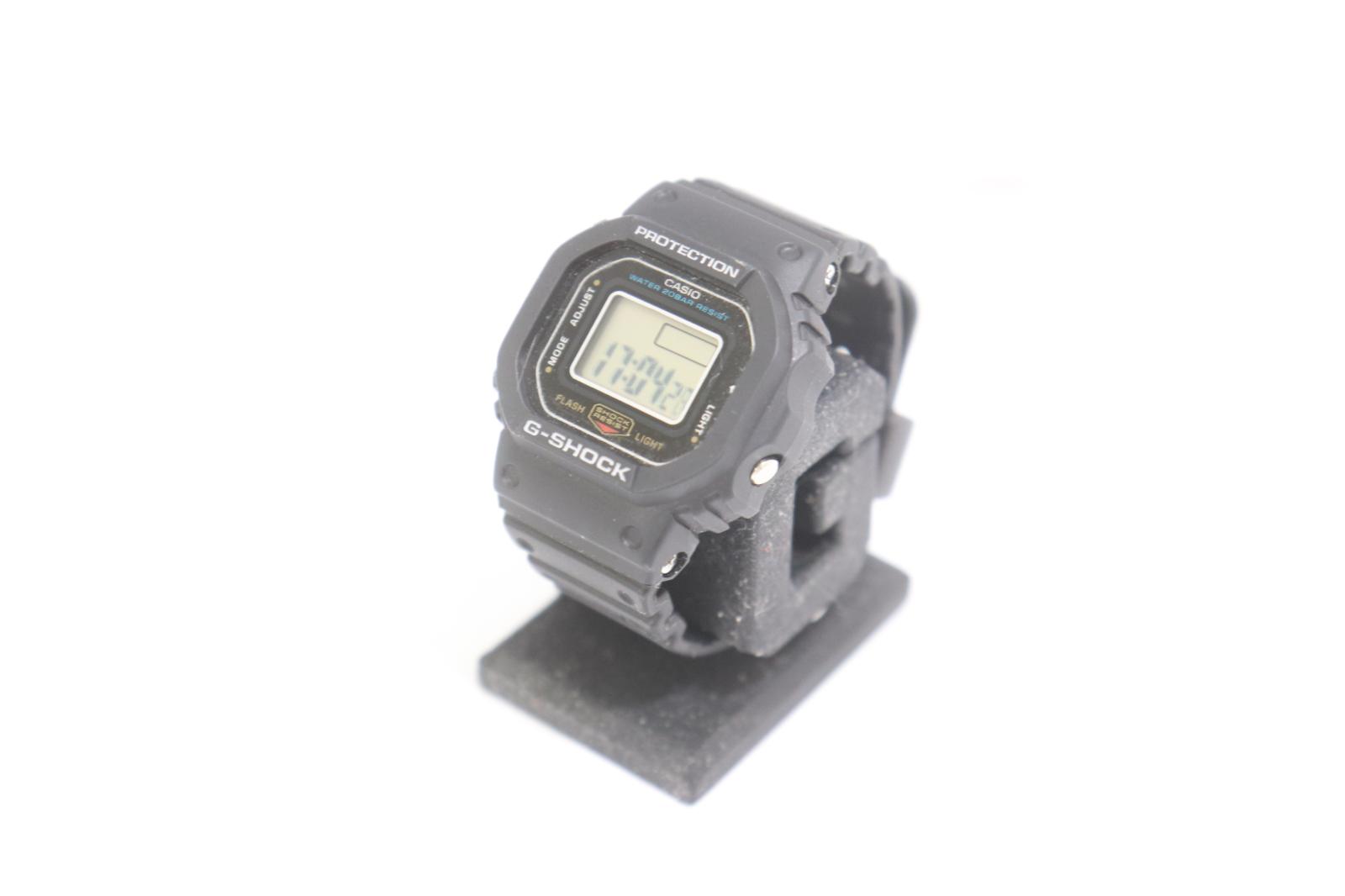 　商品状態説明 詳細説明 G-SHOCK メンズ時計 CASIO -- 黒 ブラック ロゴ DWN-5600-1JR 【状態ランク：C 使用感がありダメージが確認できる状態】 【状態備考】 ベルトの金具に若干の傷が見られます。 表記サイズ -- 実寸サイズ フェイス(縦) 1.1cmフェイス(幅) 1.4cm腕周り cm全長(フェイス含めた) 12cm 素材表記 -- カラー 黒 ブラック ※色は担当者の主観で判断しております。 ※表示するモニターごとに色合いが違って見える場合があります。 テイスト /2026-06-02 管理番号 242222077470　