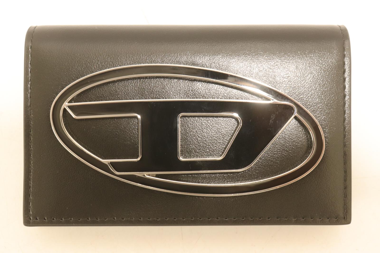 　商品状態説明 詳細説明 1DR CARD HOLDER IV DIESEL -- 黒 ブラック 【状態ランク：B 使用感が少なく目立つダメージがない状態】 【状態備考】 全体的に軽い使用感は見られるものの、目立つダメージは見られません。 表記サイズ -- 実寸サイズ 幅 11.5cm縦 7cm奥行き 2.5cm 素材表記 -- カラー 黒 ブラック ※色は担当者の主観で判断しております。 ※表示するモニターごとに色合いが違って見える場合があります。 テイスト /2026-06-17 管理番号 242222077323　