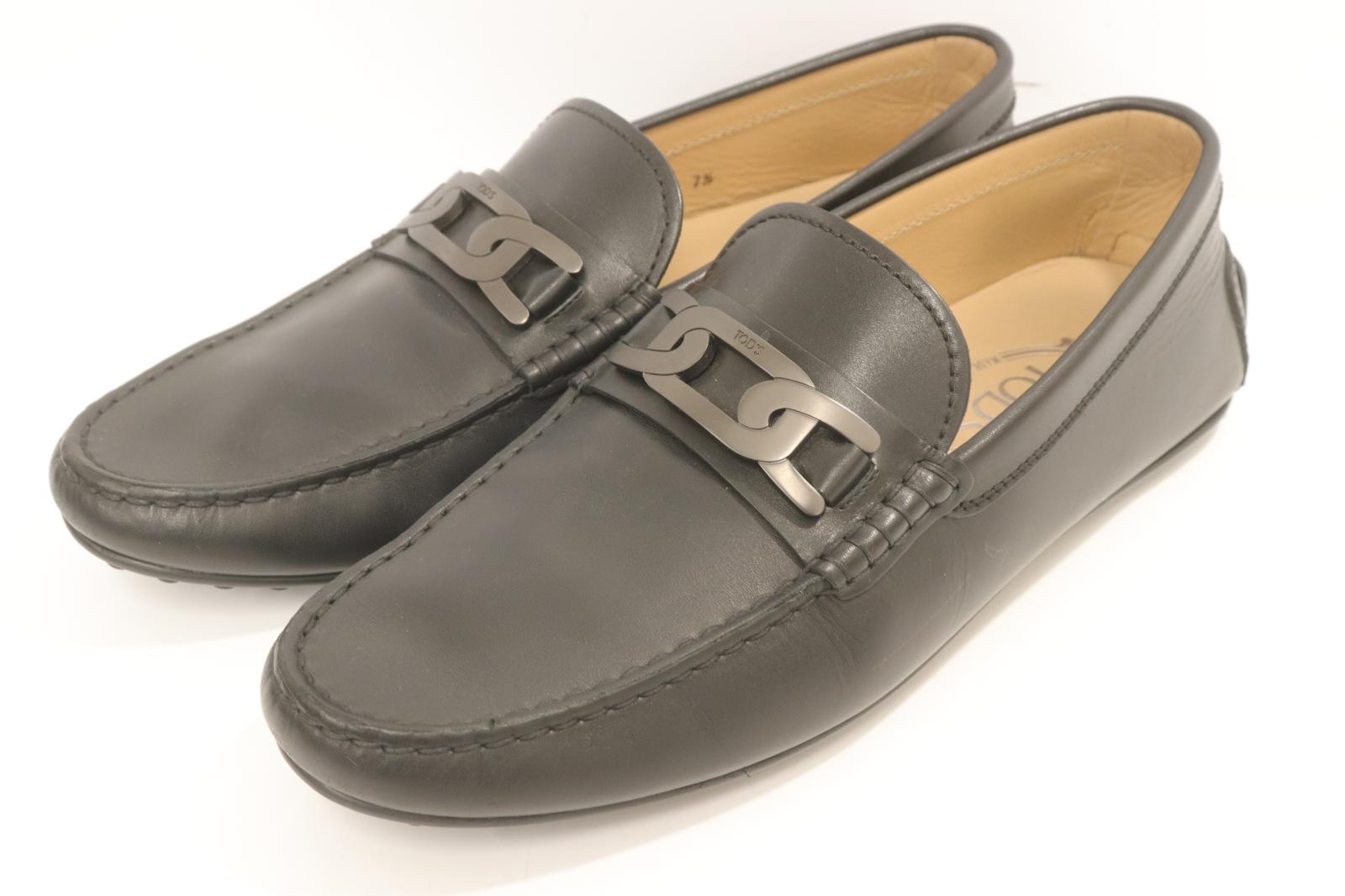 　商品状態説明 詳細説明 チェーンモカシンシューズ Tod's UK7.5 黒 ブラック ロゴ 【状態ランク：C 使用感がありダメージが確認できる状態】 【状態備考】 両足インソールかかと部分に剝がれが見られます。アウトソールにスレが見られます。両足正面にスレが見られます。 表記サイズ UK7.5 実寸サイズ アウトソール(縦) 28.5cmアウトソール(横) 9.5cmソール高(ヒール高) 2cmブーツ高 6cm 素材表記 カラー 黒 ブラック ※色は担当者の主観で判断しております。 ※表示するモニターごとに色合いが違って見える場合があります。 テイスト /2026-06-27 管理番号 242222078240　