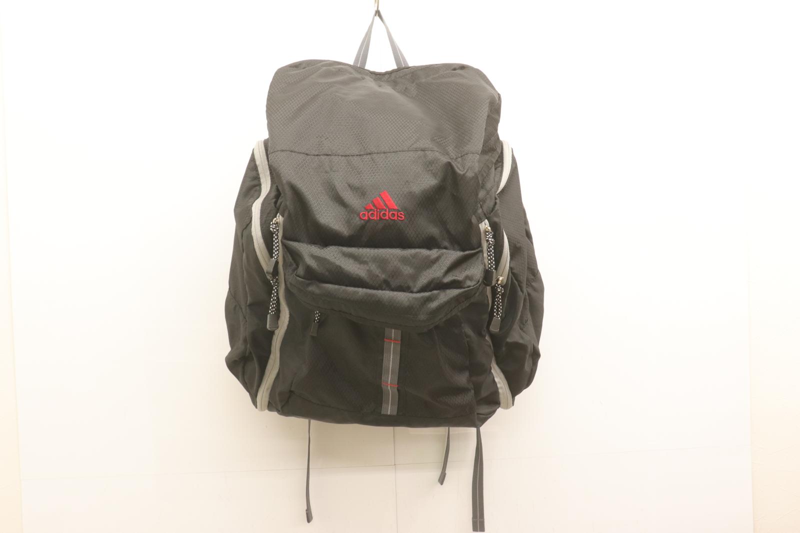 　商品状態説明 詳細説明 大容量54L バックパック adidas -- 黒 ブラック ロゴ 【状態ランク：C 使用感がありダメージが確認できる状態】 【状態備考】 右側面に若干のダメージが見られます。全体的に使用感が見られます。 表記サイズ -- 実寸サイズ 幅 62cm縦 49cm奥行き 18cm 素材表記 -- カラー 黒 ブラック ※色は担当者の主観で判断しております。 ※表示するモニターごとに色合いが違って見える場合があります。 テイスト /2026-07-08 管理番号 242222078458　