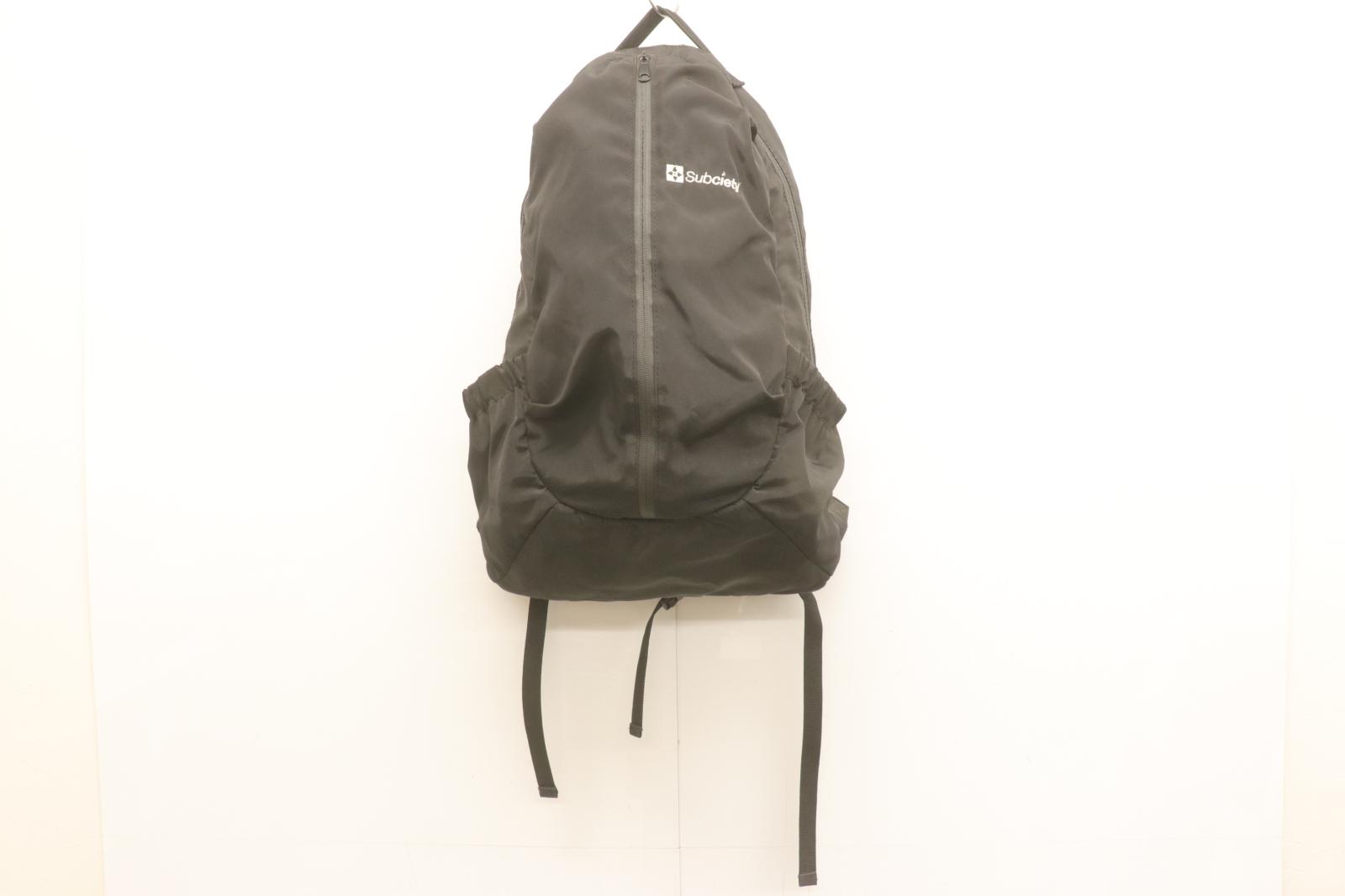 　商品状態説明 詳細説明 リュック バックパック SUBCIETY -- 黒 ブラック 【状態ランク：C 使用感がありダメージが確認できる状態】 【状態備考】 内側にほつれが見られます。ジップ部分にダメージが見られます。全体的に薄汚れが見られます。 表記サイズ -- 実寸サイズ 幅 29.5cm縦 51.5cm奥行き 15cm 素材表記 -- カラー 黒 ブラック ※色は担当者の主観で判断しております。 ※表示するモニターごとに色合いが違って見える場合があります。 テイスト /2026-07-18 管理番号 242222078617　