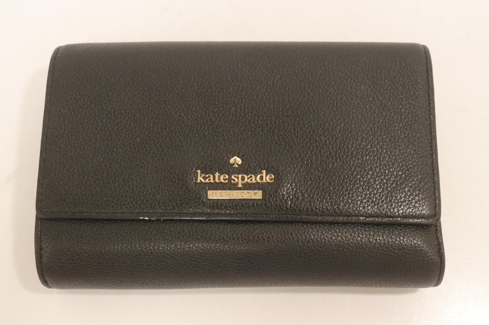 　商品状態説明 詳細説明 財布 kate spade 黒 ブラック ロゴ 【状態ランク：C 使用感がありダメージが確認できる状態】 【状態備考】 前面中央付近にスレが見られます。前面裏地ボタン、小銭入れ金具にキズ、剥がれが見られます。カード入れ部分に革の劣化でベタつきがあります。 表記サイズ 実寸サイズ 幅 17cm縦 11.5cm奥行き 4cm 素材表記 シェル 牛革100％/トリム 牛革100％/裏地 ポリエステル100％ カラー 黒 ブラック ※色は担当者の主観で判断しております。 ※表示するモニターごとに色合いが違って見える場合があります。 テイスト /2026-08-03 管理番号 242222079011　