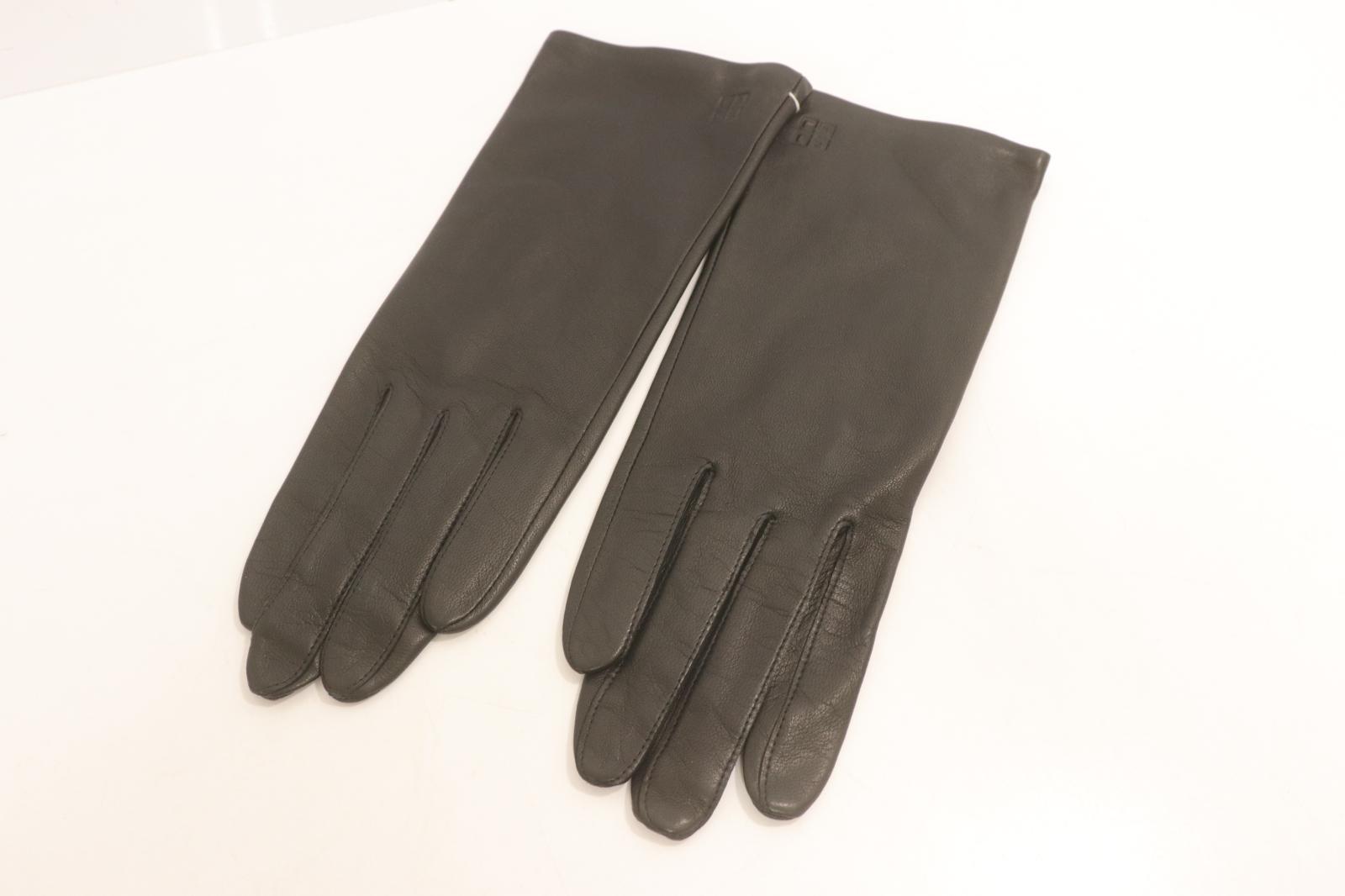 　商品状態説明 詳細説明 手袋 GIVENCHY -- 黒 ブラック レザー 【状態ランク：B 使用感が少なく目立つダメージがない状態】 【状態備考】 軽い使用感が見られますが目立つダメージは見られません。 表記サイズ -- 実寸サイズ 全長 25cm幅 9cm高さ(深さ) cm 素材表記 -- カラー 黒 ブラック ※色は担当者の主観で判断しております。 ※表示するモニターごとに色合いが違って見える場合があります。 テイスト /2026-08-13 管理番号 242222074568　