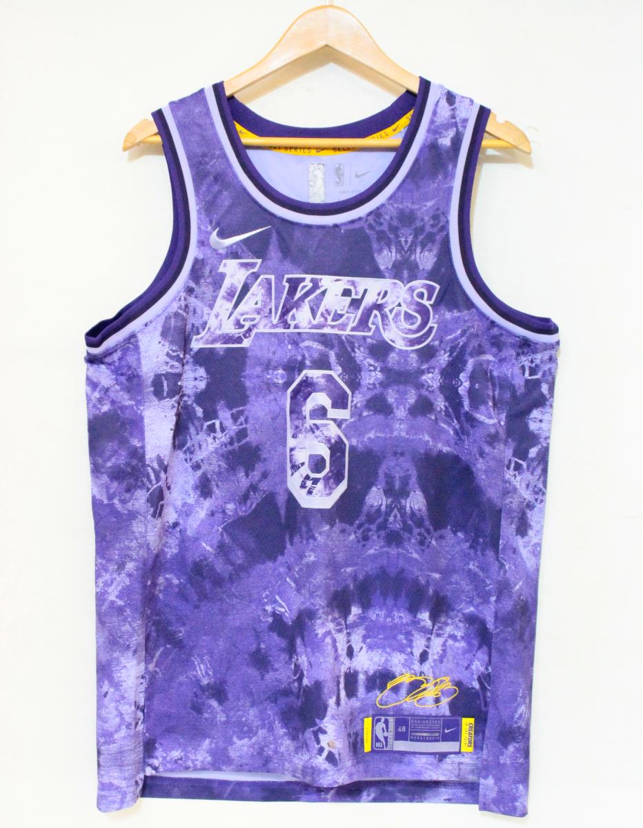 　商品状態説明 詳細説明 NIKE/LOSANGELES LAKERS LEBRON JAMES/タンクトップ/L/紫 パープル/FD4093-580 【状態ランク：C 使用感がありダメージが確認できる状態】 ・コンディションについては 状態説明 をご確認ください。 【状態備考】 ・前身頃に汚れがあります。 ・全体的に使用感があります。 表記サイズ L 実寸サイズ 着丈 74cm身幅 56cm 素材表記 画像参照 カラー 紫 パープル ※色は担当者の主観で判断しております。 ※表示するモニターごとに色合いが違って見える場合があります。 テイスト ストリート系/2026-10-03 管理番号 241111028947　