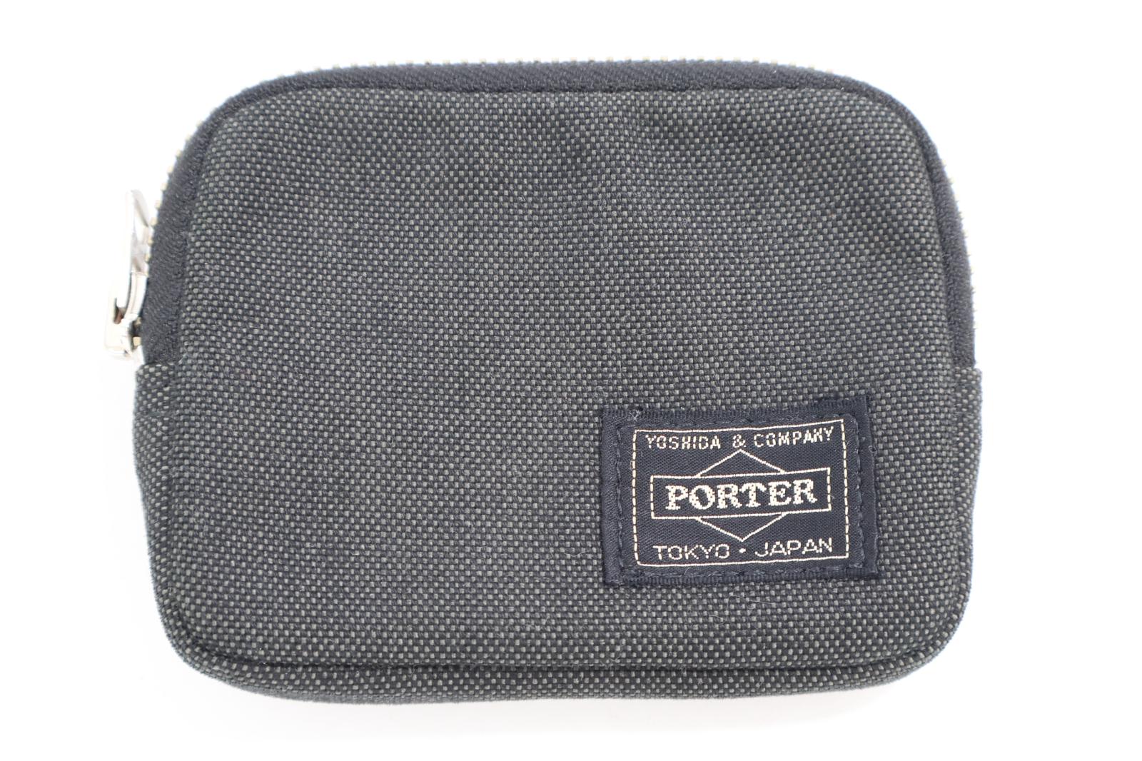　商品状態説明 詳細説明 SMOKY WALLET PORTER -- グレー 灰 ロゴ 【状態ランク：C 使用感がありダメージが確認できる状態】 【状態備考】 全体的に使用感が見られます。 表記サイズ -- 実寸サイズ 幅 10.5cm縦 9cm奥行き 2cm 素材表記 -- カラー グレー 灰 ※色は担当者の主観で判断しております。 ※表示するモニターごとに色合いが違って見える場合があります。 テイスト /2026-10-20 管理番号 242222082053　
