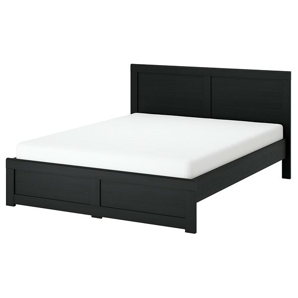 FAGELFJALLET フォーゲルフィェレット ベッドフレーム - ブラック オーク調 160x200 cm. FAGELFJALLET/フォーゲルフィェレット シリーズには、さまざまな収納ニーズに応える家具がそろっています。すべてエレガントなトラディショナルデザイン。実用的で、すっきりと整理された、インスピレーションあふれる部屋をつくるのに役立ちます はめ込みパネルをインスピレーションにした装飾的なデザインのヘッドボードとフットボードが、トラディショナルスタイルを引き立てます。ベッドで上半身を起こして背中に枕を当てて読書するとき、ヘッドボードが心地よくサポートしますFAGELFJALLET/フォーゲルフィェレット シリーズには、さまざまな収納ニーズに応える家具がそろっています。すべてエレガントなトラディショナルデザイン。実用的で、すっきりと整理された、インスピレーションあふれる部屋をつくるのに役立ちますはめ込みパネルをインスピレーションにした装飾的なデザインのヘッドボードとフットボードが、トラディショナルスタイルを引き立てます。ベッドで上半身を起こして背中に枕を当てて読書するとき、ヘッドボードが心地よくサポートします収納スペースを増やしたいなら、FAGELFJALLET/フォーゲルフィェレット ベッド下収納ボックス2個セットを追加しましょう。ベッドフレームの下にすっきり収まり、予備の枕や掛け布団、手近に置いておきたいものを収納するのに最適ですベッドフレーム側面の内側にあるスラットサポートは、マットレスの厚みに合わせって高さを調節できるので、マットレスが適切な高さに収まりますブラックのオーク調の表面が、一つひとつの家具に異なる表情と美しいエレガントな雰囲気を演出しますFAGELFJALLET/フォーゲルフィェレット シリーズのさまざまな家具は、一緒にコーディネートできるようにデザインされています。 美しい単独の家具として使うことも、複数の家具を組み合わせて自分だけのコンビネーションをつくることもできますベッドの下には別売りのFAGELFJALLET/フォーゲルフィェレット ベッド下収納ボックスを2個または4個セットできますセンターサポートビーム付きベッドベース（すのこ）、マットレス、ベッドリネンは別売りです素材トップヘッドボードレール/ トップフットボードレール/ 脚: 繊維板, ペーパーフォイル, プラスチックエッジボトムヘッドボードレール/ ボトムフットボードレール/ ベッドサイド: パーティクルボード, ペーパーフォイルパネル: 繊維板, ペーパーフォイルミッドビーム: 単板積層材お手入れ方法中性洗剤を含ませた布で拭いてくださいきれいな布でから拭きしてください安定性を高めるため、必要に応じてネジやその他のコネクターを締め直してください【商品の大きさ】マットレスの長さ: 200 cmマットレスの幅: 160 cmフットボードの高さ: 39 cm床から家具の底面までの高さ: 20 cmヘッドボードの高さ: 101 cm高さ: 101 cm長さ: 207 cm幅: 172 cmヘッドボードの幅: 172 cm◆◆ 合わせてご購入ください ◆◆LUR?Y ルーローイ ベッドベース(すのこ）, 160x200 cmL?NSET ロンセット ベッドベース(すのこ）, 160x200 cm