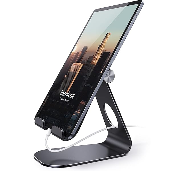 タブレット スタンド アルミ ホルダー 角度調整可能 stand : 卓上縦置きスタンド タブレット置き台 デスク台 設置 aluminium テレワーク 在宅 ワーク Zoom 会議 タブレット対応(4~13'') ミニ エア プロ ipad 10 第十世代 ipad9 Air mini Pro S7 S8 Note 6 対応 - 黒ブランド色ブラックモデルS1-JP-B商品説明【商品概要】【対応機種】 約4-13インチのスマホ, タブレット（アイパッド 2025, iPad 10 9 , iPad Pro 129 79 97 102 105 11 mini6 2 3 4 air 1 2 3 4, S9 S8 S7 S6, Note 6 5, iPhone 16,16Plus,16pro,16pro max,iPhone 15/14/13Plus pro pro max,12 mini pro max/11/XS Max/XR/X 8 7 6 6s Plus）に対応できる。【充電しながら利用可能】 以前のバージョンと比べると, 重心もより低くなり, 安定感がより一層増す。独創的な設計で、ケーブルを通すホール付き、ご端末を装着したままデバイスへの充電を行うことができる。【 角度調整可能 ・滑り止め】 最大270°調整可能で, それぞれのユーザーのニーズを満たせる。ゴム製の滑り止めパッドによりしっかりと固定できるから、安定で最高の視野角を与えるばかりでなく、ご端末を保護し、傷つけにくくなる。また、予備のパッドが付いています。【マック風のデザイン】シンプルで高級感溢れるデザインは、アップル製品との相性が非常によい。アルミ削り出しのボディが耐久性にも優れています。【多様なシーンに対応できる】 キッチン ・ オフィスデスク ・ ナイトテーブル ・ 食卓に適用 。仕事中でもメールやメッセージ受信を確認できるのでとても便利 。アニメ 、 映画 、 電子書籍を楽しむというようなレジャーの時にも活躍している。【商品説明】動画、画像、電子書籍を楽しむとき、手でタブレットやスマートフォンを持ち続けるのは疲れませんか?タブレット用スタンドが、タブレットやスマートフォンで動画、画像、電子書籍などを楽しむ時間を、よりストレスフリーなものにします。 自由に角度を調整可能 スタンドの角度を無段階で調整可能です。ボタンを押して好きな角度で固定するだけなので、簡単です。縦表示、横表示の両方に対応しています。 堅牢なアルミ素材 耐久性の高いアルミ素材を採用し、最大5kgまでの負荷に耐えます。また、長い間続けてお使い頂くことが可能です。シンプルかつ上品なシルバー仕上げで、どんな色や形状のタブレットにもなじみます。 デザインへのこだわり ゴム製のパッドと脚で、傷と滑りを防止できます。【商品詳細】商品種別：パソコン・周辺機器商品名：タブレット スタンド アルミ ホルダー 角度調整可能 stand : 卓上縦置きスタンド タブレット置き台 デスク台 設置 aluminium テレワーク 在宅 ワーク Zoom 会議 タブレット対応(4~13'') ミニ エア プロ ipad 10 第十世代 ipad9 Air mini Pro S7 S8 Note 6 対応 - 黒製造元：商品番号：商品内容：黒色：ブラック【当店からの連絡】