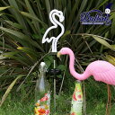 DULTON ダルトン SOLAR NEON LIGHT FLAMINGO お気楽でユーモア溢れるソーラーパネル付きのネオンサイン。アガベやユッカが植わるドライガーデンで、 日中は植物と共に日光を浴び、夜になるとくっきりと姿を現すネオンは、やはり独特なムードを醸し出します。自宅やショップの外構では、賑やかなシンボルに。街中でふと目にした時、若者も大人も、どこかあの街を思い起こしてワクワクしてしまう。そんなアイテムです。※画像の色調はご使用のモニターの機種や設定により実際の商品と異なる場合があります製品仕様サイズL.735mm W.130mm D.12mm材質本体：ポリクリスタルシリコン、ABS樹脂、PP樹脂、HIPS、ラバースティック：ステンレススチール、PP樹脂　ニッケル水素充電池 単3形 1pc付属原産国中国仕様【本製品について】電源ボタンが "ON" になっている状態でソーラーパネルの充電をおこなってください。充電がされた状態で周りが暗くなると、ライトが自動的に点灯します。明るい場所ではライトは点灯しません。【屋外での使用について】常時屋外でご使用いただけます。バッテリー部分が浸水すると故障の原因となりますので、ご注意ください。注意※他のサイトも運営しておりますのでタイミングにより在庫切れの場合は改めてご連絡いたします。※商品撮影にはデジタルカメラを使用しております。色彩再現には最善を尽しておりますが、お使いのモニタ環境によって多少異なる場合があります。※掲載商品と実際の商品とは、色・柄の出方が多少異なる場合があります。検索用キーワードネオンライト/フラミンゴ/DULTON/ダルトン/SOLAR/NEON/LIGHT/FLAMINGO/ソーラー/ネオン/ライト/NB-0543FL/間接照明/おしゃれ/かわいい/インテリアライト/コードレス/丈夫/野外/ソーラーライト/庭/インテリア雑貨/ランプ/パーティー/パーティ/シンプル/インテリア/ディスプレイ/4997337086905