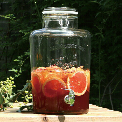 商品詳細商品説明 ●コールドドリンク専用のガラス製ドリンクサーバーです。●アンティークの瓶のような、シンプルでクラシカルなデザインが特徴です。 ●フタのロックを解除してから、蛇口のコックを起こすと中身を注ぐことができます。 ●梅酒、サングリア、フレーバーウォーターやフレッシュジュースを入れてホームパーティの飲み物にも。 ●7Lの大容量でカフェやレストラン、イベントでのご利用にも最適です。サイズ約 幅21.5×奥行26×高さ36.5（cm） 内容量1個（約7L） 材質本体、フタ：ガラス蛇口、ナット：ABSパッキン：シリコンワイヤー固定具：スチール 生産国中国製備考※食洗機・電子レンジ不可※耐熱ガラスではありませんので、煮沸洗浄はできません注意 ※他のサイトも運営しておりますのでタイミングにより在庫切れの場合は改めてご連絡いたします。 ※商品撮影にはデジタルカメラを使用しております。色彩再現には最善を尽しておりますが、お使いのモニタ環境によって多少異なる場合があります。 ※掲載商品と実際の商品とは、色・柄の出方が多少異なる場合があります。