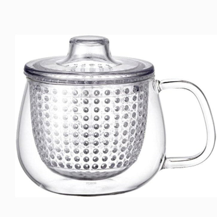 商品説明商品詳細 茶葉を濾して、そのままマグとして使えるマグとストレーナー(こし器)、リッド(蓋)がセットになったティーポットです。 ポットは、マグとしてそのまま使えるので便利です。クリアな美しさのガラスと、強くしなやかで割れにくいプラスチック素材。 毎日のティータイムはもちろん、業務用にも適しています。機能的で美しいフォルム、暮らしに寄り添うティーウェア ゆったりとした握りやすいハンドル、茶葉がジャンピングしやすいよう丸みを帯びたストレーナー。 注ぐ時に抑えやすいリッド（蓋）のかたち。 使う人のことを一番に考えた機能と、シンプルで美しいフォルムが魅力です。お祝いなどの贈り物にも最適です。 ※本体にストレーナーをセットせずに蓋をするとグラつきの原因となるので、ご使用の際は、本体にストレーナーをセットしてください。 サイズ約 直径7.8×幅12.2×高さ9（cm）内容量 容量：350ml材質耐熱ガラス、飽和ポリエステル樹脂 生産国中国製備考 食洗機使用可ガラスのみ電子レンジ使用可 ガラス 耐熱温度差：120度、飽和ポリエステル樹脂 耐熱温度：100度 ※ストレーナーを使用せずに蓋をするとグラつきの原因となります。本体・蓋・ストレーナーの3点セットでご使用下さい。 注意 ※他のサイトも運営しておりますのでタイミングにより在庫切れの場合は改めてご連絡いたします。 ※商品撮影にはデジタルカメラを使用しております。色彩再現には最善を尽しておりますが、お使いのモニタ環境によって多少異なる場合があります。&nbsp; ※掲載商品と実際の商品とは、色・柄の出方が多少異なる場合があります。