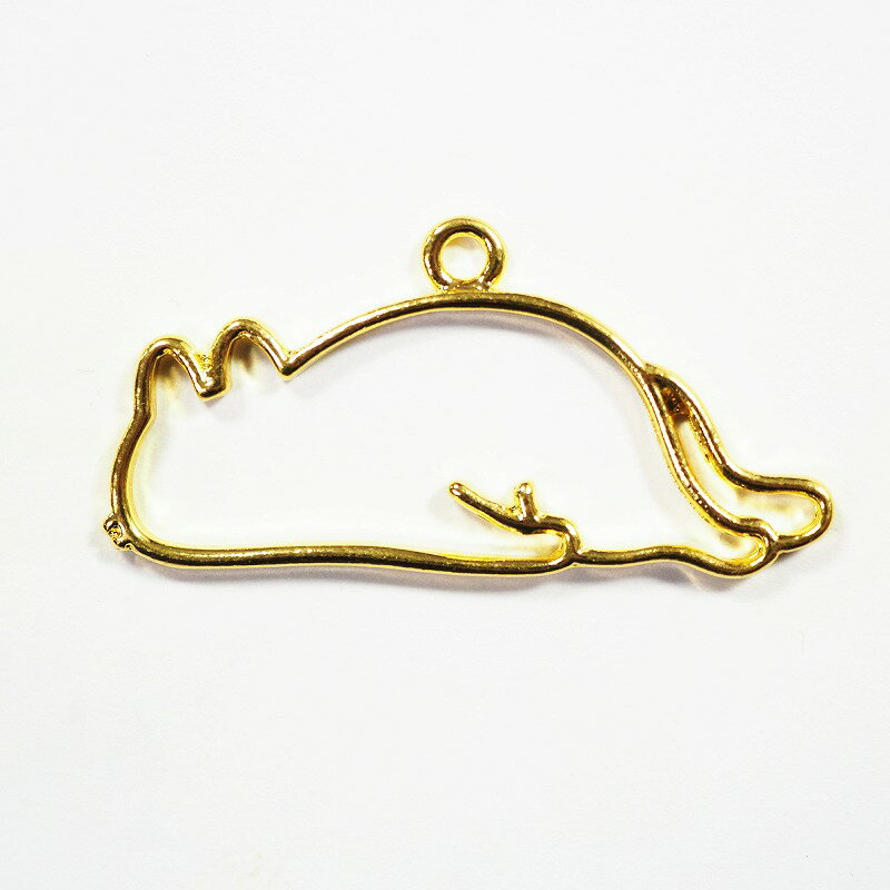 ※3000円以上お買い上げで、送料無料！！ 厚みのあるレジン枠なので、大きめのチャームやフラワー等で飾り付けすることができます♪ ◆ ＜内容＞ ◆ 可愛いメタルフレーム(枠)パーツです。 そのままはもちろん、レジン用フレームとしてもお使いいただけます。 サイズ：約21〜31mm 数：1個 ※多少サイズにバラつきがあります。ご了承の上でご購入ください。 ※加工の工程で色味にバラつきが出る場合がございます。ご了承の上でご購入ください。 ※当店で販売している金属パーツは金属アレルギーに対応したものではありません。 ※肌の敏感な方はご注意ください。 また金属アレルギーの方はご使用をお控えください。 ※3000円以上お買い上げで、送料無料！！　