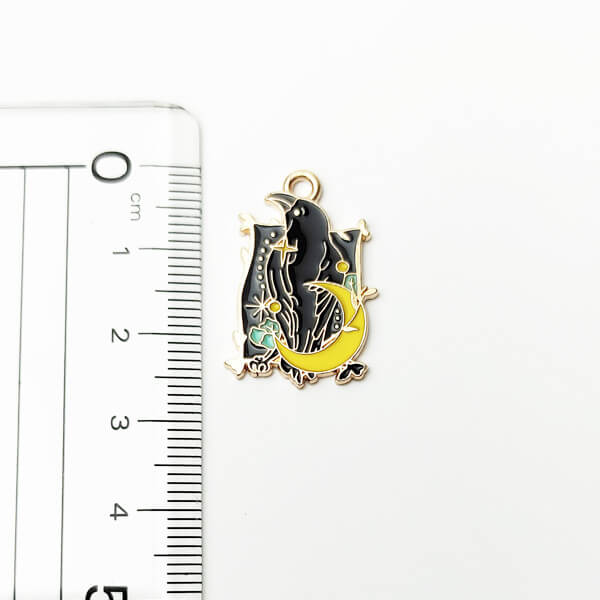 月とカラス チャーム 2個セット　からす ファンタジー ハンドメイド アクセサリーパーツの商品画像 2