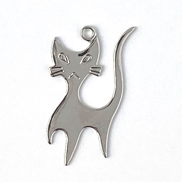 おすまし猫のチャーム【1個　シルバー】ハンドメイド アクセサリー 封入材料 パーツ 封入 手芸　ネコ
