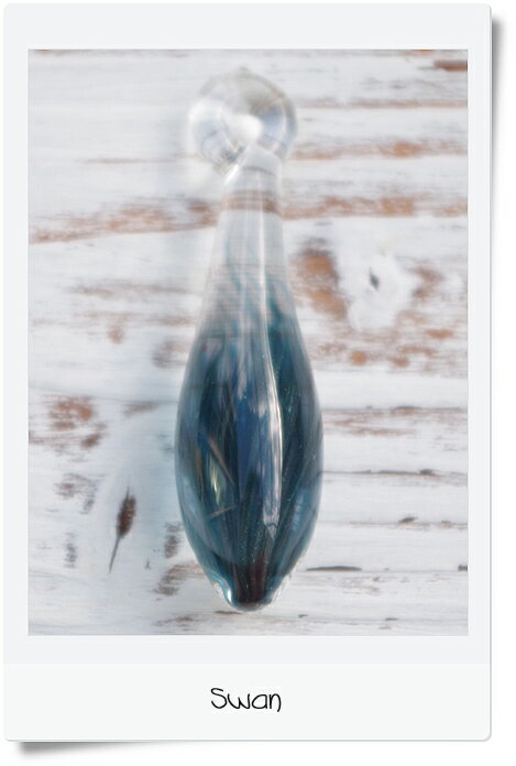 【5％OFFクーポン配布中】【追跡メール便送料無料】HIKARIFACTORY ヒカリファクトリーガラスペンダントヘッド『SWAN スワン』【HAND MADE ハンドメイド 手作り】【日本製 MADE IN JAPAN】