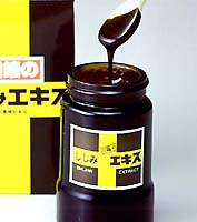 製品仕様 原材料 大和しじみ100％(原液) 形態 液状 広告文責 株式会社中広　0584-74-0745 メーカー 株式会社川ばた乃エキス 区分 日本製・健康食品 ・・・「川端のエキス」が安心してご利用頂ける理由はここにありました。 シジミエキスができるまでしっかりこの目で確認して参りました。 朝早くから漁に同行、エキス製造工場でエキス作りをしっかり見てきました。 添加物は混ざっていませんよ。 【川端のしじみエキスが出来るまで・・・】 しじみ漁→選別→煮詰める→エキス完成 ↓安心してご利用頂ける、【川端のエキス】ラインナップは下記↓ 当店だけの為に作られた 「グルコサミンコンドロイチン」「オリジナルパック牡蠣エキス」「オリジナルパックしじみエキス」なども ありますので是非ご覧下さい。『本物』のしじみエキスがお求めやすくなりました！川端のしじみエキス（原液60g） しじみエキスの作り方 『川端のしじみエキス』（原液）は木曽川の中流で採れる大和しじみを鉄鍋で煮出し、その煮汁（うしお汁）だけを煮詰めた（15kgの貝から抽出した煮汁がエキス1瓶60gに！）本物のエキスです。●『しじみエキス』の飲み方 ・1日1回を目安としてお飲みになることをお勧めします。 ・薬ではありませんので、飲む時間は、食前、食間、食後いつでも大丈夫です。 ・粒状の場合、1回分の目安は10〜15粒です。 しじみエキスの召し上がり方　ア・レ・コ・レ ◎お酒の好きな方飲み過ぎたかなと思う時、いつもより少し多めに。 ◎いつまでも若々しくありたい方顔にシミが多く出てきたら、身体が疲れている証拠です。 ◎忙しく生活が不規則な方 明日へ疲れを残さないように。 ◎ストレスに弱い方神経と同様に内臓にも負担がかかっています。 ●しじみエキスをお料理の「かくし味」に! ◎味噌に、しじみエキスを混ぜて熱湯を入れ、これに三つ葉かネギのきざみを加えれば、美味しいしじみ汁が出来上がります。 ◎シチューやカレーライス等々のお料理に隠し味として入れますと、美味しくなります。 ◎上記以外の、煮込み料理にも合います! ◎カレーライスやシチュー ◎みそ汁やスープ 　 しじみエキスQ＆A Q．薬と一緒に飲んでも大丈夫？A．全く問題ありません。しじみエキスは薬ではないので問題ありません。 　保存は冷暗所、又は冷蔵庫で、清潔に保存して下さい。　注意として、防腐剤も入っておりませんので、だ液や水分のついたスプーン等を使用すると、それが原因でカビが生えることがありますので、ご注意下さい。