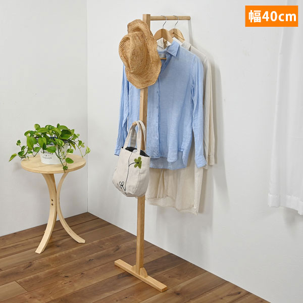製品仕様(組立品) カラー ナチュラル サイズ(約) 幅40×奥行43×高さ142cm ※奥行と高さは設置の仕方によって変わります。 重量(約) 1kg 梱包サイズ(約) 幅80.5×奥行3.5×高さ11.5cm/1.3kg 材質 天然木(ラッカー塗装) 仕様 耐荷重(約)/ハンガー3kg、フック1kg、全体耐荷重5kg フック4箇所付き JANコード 4952334030689 生産国 ベトナム壁に立てかけて使うシンプルな天然木スタンドハンガー スタンドハンガー お部屋になじむ天然木のスタンドハンガー 省スペースで使える、立て掛けタイプのスタンドハンガー。温もりのある天然木を使用しており、お部屋のインテリアを邪魔しません。普段よく着る衣類を掛けたり、来客用のコートハンガーとしても使えます。幅40cmで場所を取らない省スペースデザインだからベッドルームやリビング、玄関など置く場所を選びません。ちょい掛けできるフック付きで帽子やかばんなどもひっかけておけるので、散らかりがちなお部屋もスッキリ。側面と脚裏にはクッションシール付きで滑り止めの役割と床や壁に傷が付くのを防いでくれます。組立も簡単で軽量なので持ち運びも楽々。お掃除や模様替えなど、ちょっとした移動も簡単にできる使い勝手のいいスタンドハンガーです。 SIZE