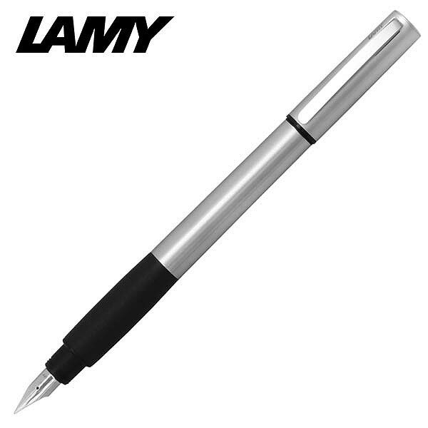 商品名 ラミー 万年筆 LAMY アクセント L96KK EF 極細字 ラバーグリップ シルバー カラー シルバー サイズ 長さ：約144mm（収納時）/約163mm（筆記時）　最大胴軸径：約11.5mm　キャップ径：約11.5mm（クリップを除く） 重量 約26g 素材 ペン先：スチール、ボディ：アルミ、クリップ：ステンレスクロームメッキ、グリップ：ラバー 仕様 キャップタイプ、カートリッジ/コンバーター両用式 付属品 専用ケース商品名 ラミー 万年筆 LAMY アクセント L96KK EF 極細字 ラバーグリップ シルバー カラー シルバー サイズ 長さ：約144mm（収納時）/約163mm（筆記時）　最大胴軸径：約11.5mm　キャップ径：約11.5mm（クリップを除く） 重量 約26g 素材 ペン先：スチール、ボディ：アルミ、クリップ：ステンレスクロームメッキ、グリップ：ラバー 仕様 キャップタイプ、カートリッジ/コンバーター両用式 付属品 専用ケース