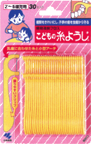 　 名　称 小林製薬　歯間清掃フロス　こどもの糸ようじ 【2〜6歳児用】 内容量 30本入り 特　徴 ★歯間をきれいにし、子供の歯を虫歯から守る ◆乳歯に合わせた糸と小型アーチ ◆握りやすいグリップ ■虫歯予防は乳歯から！ 乳歯は、3歳ぐらいで上下20本が生え揃います。そして、5〜6歳から永久歯へ生え替わりが始まります。乳歯と永久歯の交替はなるべく自然に行われることが理想ですが、虫歯などで乳歯を早めになくすと、永久歯の歯並びが悪くなったり、食べ物などのかみ方に変なくせがついたりすることがあります。乳歯の頃から虫歯にならないように注意しましょう。 ◎乳歯の大きさに合わせた糸が狭い歯間、広い歯間の汚れをしっかり取り除きます。 ◎子供の口の中でも使い易い小型アーチのヘッドです。 ◎大人の持ちやすいグリップサイズなので、子供の歯間をていねいに掃除ができます。 使用方法 ※大人の方がお子さまにしてあげてください。 ◎歯の間にフロスを入れ、前後に動かしながら、上下させます。歯と歯肉の間の「ポケット」までフロスを入り込ませて、歯垢を取ってください。 品質表示 ■柄の材質：ポリスチレン■糸の材質：ナイロン■耐熱温度：80度 区　分 糸ようじ、歯間清掃プロス/日本製 ご注意 ●小児の手の届くところに置かないこと。 ●小児だけでの使用はしないこと。 ●歯肉を傷つけないようにすること。 ●糸が歯に引っ掛かったり、切れやすい時は、歯のつめものが取れていたり、虫歯の恐れもあるので、歯科医に相談すること。 本品記載の使用法・使用上の注意をよくお読みの上ご使用下さい。 発売元 小林製薬株式会社 大阪市中央区道修町4-4-10 お問合せ 【お客様相談室】電話：06(6203)3625 広告文責 株式会社ツルハグループマーチャンダイジングカスタマーセンター　0852-53-0680 JANコード：4987072006405　