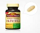 　 名　称 ネイチャーメイド　マルチビタミン 【12種類のビタミン】 内容量 48g(960mg×50粒) 特　徴 ★NatureMade マルチビタミン ■12種類のビタミン ■50日分目安 ■目安量：1日1粒 【栄養機能食品(ビオチン・ビタミンB2・パントテン酸)】 ビオチン・ビタミンB2及びパントテン酸は、皮膚や粘膜の健康維持を助ける栄養素です。 ※食生活は、主食、主菜、副菜を基本に、食事のバランスを。 お召し上がり方 栄養補給として1日1粒を目安に、水やぬるま湯などでお飲みください。開封後はキャップをしっかりしめてお早めにお召し上がりください。 原材料名 乳糖、寒天、セルロース、V.C、V.E、グリセリン脂肪酸エステル、酸化ケイ素、ナイアシンアミド、パントテン酸Ca、V/B6、V.B2、V.B1、V.A、葉酸、ビオチン、V.D、V.B12 栄養成分表示 【1粒(0.96g)当たり】 エネルギータンパク質脂　　質炭水化物ナトリウム ビタミンA ビタミンB1ビタミンB2ビタミンB6ビタミンB12ナイアシンパントテン酸葉　　酸ビオチンビタミンCビタミンDビタミンE 3.98kcal0〜0.1g0〜0.1g 0.806g 0〜2mg 600μg 1.5mg 1.7mg 2mg 3μg 15mg 6mg 200μg 30μg 300mg 5μg 26.8mg 【充足率】 ■ ビタミンA　600μg(133％) ■ビタミンB1　1.5mg(150％) ■ビタミンB2　1.7mg(155％) ■ビタミンB6　2mg(200％) ■ビタミンB12　3μg(150％) ■ナイアシン　15mg(136％) ■パントテン酸　6mg(109％) ■葉　　酸　200μg(100％) ■ビオチン　30μg(67％) ■ビタミンC　300mg(375％) ■ビタミンD　5μg(100％) ■ビタミンE　26.8mg(335％) (％)は栄養素等表示基準値に対する充足率 保存方法 高温多湿や直射日光をさけてください &nbsp;原産国 アメリカ 区　分 栄養機能食品/ビタミン含有糖類加工食品 ご注意 ●本品は、多量摂取により疾病が治癒したり、より健康が増進するものではありません。 ●一日の摂取目安量を守ってください。 ●本品は、特定保健用食品と異なり、消費者庁長官による個別審査を受けたものではありません。 本品記載の使用法・使用上の注意をよくお読みの上ご使用下さい。 輸入者 大塚製薬株式会社東京都千代田区神田司町2-9 お問合せ 【お客様相談室】　フリーダイヤル：0120-550708 広告文責 株式会社ツルハグループマーチャンダイジングカスタマーセンター　0852-53-0680 JANコード：4987035267911