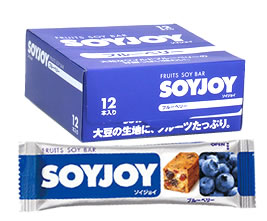 　 名　称 《ケース》 SOYJOY・ソイジョイ　【ブルーベリー】　 内容量 12本入り 特　徴 ★大豆の生地に、フルーツたっぷり。 ◆大粒なワイルドブルーベリーの甘酸っぱい味わい。 ◆FRUITS　SOY　BAR ◆低GI食品 原材料名 大豆粉(遺伝子組換えでない)、レーズン、バター、砂糖、卵、ココナッツ、パイナップル、難消化性デキストリン、ブルーベリー、果糖ブドウ糖液糖、ホワイトチョコレート、クランベリー、食塩、チーズ、香料 栄養成分表示 [1本(30g)当たり] エネルギー 136kcal たんぱく質 4.1g 脂　　質 7.4g 糖　　質 11.9g 食物繊維 3.2g ナトリウム 31〜69mg 保存方法 高温をさけ、涼しい場所に保存してください。 区　分 菓子、低GI食品 ご注意 ●開封後は早くお召し上がりください。 ●製品中にレーズンの一部の固い部分が含まれることがありますが、品質には問題ありません。 本品記載の使用法・使用上の注意をよくお読みの上ご使用下さい。 販売者 大塚製薬株式会社 東京都千代田区神田司町2-9 お客様 相談室 フリーダイヤル　0120-550708 広告文責 株式会社ツルハグループマーチャンダイジングカスタマーセンター　0852-53-0680 JANコード：4987035021223　