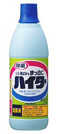 　 名　称 花王　ハイター　白物衣料専用 【塩素系漂白剤】 内容量 600ml 特　徴 ★シミ・黄ばみもまっ白に ◆除菌 ◆木綿・麻・ポリエステルに　白物衣料専用 ■まぜるな危険 ■塩素系 ◎酸性タイプの製品と一緒に使う(まぜる)と有害な塩素ガスが出て危険。 ◎液が目に入ったら、すぐ水で洗う。 ◎子供の手にふれないようにする。 ◎必ず換気をよくして使用する。 ◆持ちやすく、そそぎやすい計量カップ付　1杯は約25ml 用途・ 使用方法 ■白物衣料専用(白物衣料でも使えないものがありますので注意してください。) 【用途】 ◎黄ばみ・黒ずみの漂白 ◎衣類の除菌・除臭 ◎赤ちゃんの衣料の漂白 【使い方】 [洗たく機洗い] ◎洗濯用洗剤といっしょに洗たく機に入れて洗う。 (ステンレス槽可) 【使用量の目安】 ◎洗たく機(水30L)なら70ml(200mlのコップで約1/3杯)、洗いおけ(水5Lなら)12ml(キャップ約1/2杯) 【用途】 ◎食べ物、飲み物、血液、汗によるシミの漂白 【使い方】 [つけおき洗い] ◎約30分（2時間以内）浸し、水ですすぐ。 (生地を傷めたりすることがあるので2時間以上は浸さない。) 【使用量の目安】 1Lの水に10ml(キャップ半分弱) 【使えるもの】 ※ワイシャツは黄変に注意 ◎水洗いできる白物のせんい製品（木綿、麻、ポリエステル、アクリル） ※一部の樹脂加工されたせんい製品(ワイシャツのえり・そで口など)では黄変することがあるので、使用量の目安を守り、2時間以上は浸さない。 万一黄変した場合は、花王の「ハイドロハイター」で元に戻ります。 【使えないもの】◎毛、絹、ナイロン、アセテート及びポリウレタンのせんい製品◎色物・柄物のせんい製品 ◎金属製の付属品（ファスナー・ボタン・ホック等の留具）がついた衣料 ◎獣毛のハケ ※原液を10倍に水で薄めた液を目立たない部分につけ、5分ほどで変色するものには使わないでください。 ※せんい自体が変質して黄ばんだものは、漂白剤でも元に戻りません。 成　分 次亜塩素酸ナトリウム(塩素系)、水酸化ナトリウム(アルカリ剤) 液性：アルカリ性 区　分 衣料用漂白剤 ご注意 ●体調のすぐれない方は使用しないでください。 ●酸性タイプと併用不可 ●子供に注意 ●目に注意 ●必ず換気 【使用上の注意】 ●用途外に使わない。 ●原液で使わない。 ●熱湯で使わない ●容器を強く持ってキャップを開けると原液が飛び出す恐れがあるので注意する。 ●使用する時は炊事用手袋を使用する。 ●水や他のものを入れたり、つめかえたりしない。破裂することがある。 ●効果が落ちるので、酸素系や還元系漂白剤と併用、混合しない。 ●金属製及びメラミン製の容器を使わない。 ●直射日光を避け、高温の所に置かない。 【応急処置】 ●目に入った時は失明のおそれがある。こすらずただちに水で15分以上洗い流し、痛みや異常がなくても直後に必ず眼科医に受診する。 ●飲み込んだ時は、吐かずにすぐ口をすすぎ、コップ1〜2杯の牛乳か水を飲む等の処置をし、医師に相談する。 ●皮ふについた時は、すぐ水で充分洗い流す。 ●使用中、目にしみたり、せき込んだり、あるいは気分が悪くなった時は使用をやめてその場から離れ洗眼、うがい等をする。 ※いずれも受診時は商品を持参する。 本品記載の使用法・使用上の注意をよくお読みの上ご使用下さい。 販売元 花王株式会社 東京都中央区日本橋茅場町1-14-10 お問合せ 電話：03-5630-5020 広告文責 株式会社ツルハグループマーチャンダイジングカスタマーセンター　0852-53-0680 JANコード：4901301017246　