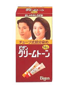 　 名　称 ビゲン　クリームトーン おしゃれな白髪染め　しっかりキレイな部分染め 【14G　くすみのある栗色】 内容量 ■1剤(カラークリーム)…40g ■2剤(オキシデーションクリーム)…40g 特　徴 ★おしゃれな白髪染め　しっかりキレイな部分染め ◆部分染めやリタッチに便利なクリームタイプのトリートメントヘアカラーです。 ◆女性にも、男性にもご使用いただけるトリートメントクリームカラー ◎クリームタイプだから、のびがよくムラのない仕上がりです。 ◎タレ、飛び散りが少なく、なじむように染まります。 ◎生え際やうなじなど、染めにくい部分にもしっかりなじみます。 ◎クシどおりがよくしっとりしなやかな染めあがりです。 対　象 白髪用 使用料の 目安 1箱全量でショートヘア(髪全体)約1回分です。毛量の多い方は2箱ご用意ください。 ■分割使用：できます。チューブに残った薬剤は次回ご使用になれます。※混ぜた薬剤は洗い流して捨ててください。 使用方法 (1)1剤と2剤をミックストレーに出し、よく混ぜ合わせます。 (2)染毛ブラシで乾いた髪にぬり、ムラなくのばします。 (3)ぬり終えたら、そのまま30分ほど放置します。 (4)よくすすいだあと、シャンプー・リンスで仕上げます。※混合クリーム・すすぎ湯が目に入らないよう、特に注意してください。 ◎仕上がりの色調は、染める前の髪色、髪質、室温、放置時間などにより異なります。 ◎白髪の多めの方は明るめに、少なめの方は暗めに仕上がります。 ◎ヘアカラーやヘアマニキュアなどで染めた髪を、その色より明るく染め変えることは困難です。 成　分 有効成分：塩酸2.4-ジアミノフェノキシエタノール、パラアミノフェノール、パラニトロオルトフェニレンジアミン、パラフェニレンジアミン、メタアミノフェノール、レゾルシン、過酸化水素水 その他の成分：HEDTA・3Na2水塩、PEG-8、PG、POE(20)POP(4)セチルエーテル、POEセチルエーテル、アスコルビン酸、イソステアリルアルコール、イソプロパノール、強アンモニア水、クエン酸、ステアルトリモニウムクロリド、セタノール、セテアリルアルコール、セトリモニウムブロミド、フェノキシエタノール、無水亜硫酸Na、ラウリル硫酸Na、ワセリン、香料 区　分 医薬部外品/ヘアカラー/日本製 ご注意 ●ご使用の際は必ず使用説明書をよく読んで正しくお使いください。 ●ヘアカラーはまれに重いアレルギー反応をおこすことがあります。 ●次の方は使用しないでください。・今までに本品に限らずヘアカラーでかぶれたことのある方・今までに染毛中または直後に気分の悪くなったことのある方・頭皮あるいは皮膚が過敏な状態になっている方（病中、病後の回復時期、生理時、妊娠中等）・頭、顔、首筋にはれもの、傷、皮膚病がある方 ●ご使用の際には使用説明書にしたがい、毎回必ず染毛の48時間前に皮膚アレルギー試験（パッチテスト）をしてください。 ●薬剤や洗髪時の洗い液が目に入らないようにしてください。 ●眉毛、まつ毛には使用しないでください。 ●幼小児の手の届かないところに保管してください。 ●高温や直射日光を避けて保管してください。 ●幼少児には使用しないでください。 本品記載の使用法・使用上の注意をよくお読みの上ご使用下さい。 販売元 ホーユー株式会社名古屋市東区徳川一丁目501 お問合せ 【お客様相談室】電話：052-935-9941 広告文責 株式会社ツルハグループマーチャンダイジングカスタマーセンター　047-409-4023 JANコード：4987205081408　