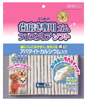 リニューアルに伴いパッケージ・内容等予告なく変更する場合がございます。予めご了承ください。 名　称 ゴン太の歯磨き専用ガム　ブレスクリアソフト　アパタイトカルシウム入り　S 内容量 32本 特　徴 ◆やわらか仕上げで噛みやすい、牛皮で作った歯磨きガムです。 ◆かたいおやつが苦手なワンちゃんにもおすすめです。 ◆噛むことで牛コラーゲン繊維に歯が食い込み、しっかり歯磨き！ 原材料名 肉類（牛皮等）、穀類、食物繊維、リン酸化オリゴ糖カルシウム（POs-CaR）、増粘安定剤（グリセリン）、保存料（プロピオン酸カルシウム）、着色料（二酸化チタン）、ミネラル類（焼成カルシウム）、リンゴ抽出物、ビタミン類（E） 栄養成分 たん白質・・・17.0％以上、脂質・・・0.4％以上、粗繊維・・・1.5％以下、灰分・・・5.0％以下、水分・・・30.0％以下 区　分 ドッグフード、犬用おやつ/中国製 ご注意 ◆本品記載の使用法・使用上の注意をよくお読みの上ご使用下さい。 販売元 株式会社マルカン　サンライズ事業部　大阪府大阪市淀川区西中島7-1-26 お問い合わせ　電話：0120-64-7181 広告文責 株式会社ツルハグループマーチャンダイジング カスタマーセンター　047-409-4023 JANコード：4973321932915　