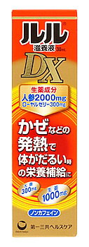 リニューアルに伴いパッケージ・内容等予告なく変更する場合がございます。予めご了承ください。 名　称 ルル滋養液DX 内容量 30ml 特　徴 ◆かぜなどの発熱で、体がだるい時の栄養補給に適した成分を配合 ◆消耗した体力の回復に効果的な人参（ニンジン）を2,000mg、弱った体への栄養補給に適したローヤルゼリーを300mg配合しています。 ◆滋養強壮に効果のある大棗（タイソウ）を300mg、体を温める作用のある生姜（ショウキョウ）を1,000mg配合しています。 ◆ビタミンB1をはじめ、ビタミンB2・B6等のビタミンB群が体のコンディションを整えます。 ◆1本あたり約21kcal。カフェインを配合していないので、お休み前に服用しても寝つきが悪くなることはありません。 ◆ルルのかぜ薬を飲んでいても飲めます。 ◆ノンカフェイン 効能・効果 ・発熱性消耗性疾患・病中病後・食欲不振・肉体疲労・栄養障害・産前産後などの場合の栄養補・・給虚弱体質 ・滋養強壮 用法・用量 成人（15歳以上）1日1回1本（30mL）を服用して下さい。 【用法・用量に関連する注意】 用法・用量を守って下さい。 （他のビタミン等を含有する製品を同時に使用する場合には過剰摂取等に注意して下さい） 成　分 1本（30mL）中 ニンジンエキス・・・180.2mg（人参2000mgに相当） ローヤルゼリー抽出液・・・300mg（ローヤルゼリー300mgに相当） ショウキョウエキス・・・97mg（生姜1000mgに相当） タイソウエキス・・・60mg（大棗300mgに相当） ベンフォチアミン（ビタミンB1誘導体）・・・10mg ビタミンB2リン酸エステル・・・12mg ビタミンB6・・・10mg ニコチン酸アミド・・・20mg （アルコール0.29mL以下） 添加物：ハチミツ、D-ソルビトール、安息香酸Na、カラメル、クエン酸、クエン酸Na、香料、バニリン 区　分 指定医薬部外品/ドリンク剤/日本製 ご注意 ◆本品記載の使用法・使用上の注意をよくお読みの上ご使用下さい。 製造販売元 田村薬品工業株式会社　奈良県御所市西寺田50 販売元 第一三共ヘルスケア株式会社　東京都中央区日本橋三丁目14番10号 お問い合わせ　相談ダイヤル　電話：0120-337336 広告文責 株式会社ツルハグループマーチャンダイジング カスタマーセンター　0852-53-0680 JANコード：4987107623577　