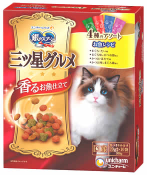 リニューアルに伴いパッケージ・内容等予告なく変更する場合がございます。予めご了承ください。 名　称 銀のスプーン　三ツ星グルメ　香るお魚仕立て　4種のアソート　お魚レシピ 内容量 200g 特　徴 ◆香ばしく焼き上げた香り贅沢な三ツ星な美味しさ ◆カリッと食感の粒が入って、色々な食感が楽しめます ◆抜群のおいしさと優れた栄養バランスを実現した全成長段階用総合栄養食 ◆ねこの下部尿路の健康維持に配慮して、マグネシウム量を調整（含有量0.08%：標準値） ◆おいしさと豊かな風味を逃さない、食べきり小分けパック20g×10袋 原材料 穀類（トウモロコシ、小麦粉、コーングルテンミール、パン粉）、肉類（ビーフミール、ポークミール、チキンエキス、チキンミール）、油脂類、魚介類（フィッシュエキス、フィッシュミール、かつお節、まぐろ節、かつおミール、まぐろミール、煮干パウダー、白身魚ミール、乾燥シラス、タイパウダー、ホタテパウダー）、ビール酵母、酵母エキス、野菜類（ニンジンパウダー、カボチャパウダー、ホウレンソウパウダー）、ミネラル類（カルシウム、塩素、コバルト、銅、鉄、ヨウ素、カリウム、マンガン、リン、亜鉛）、調味料、ビタミン類（A、B1、B2、B6、B12、C、D、E、K、コリン、ナイアシン、パントテン酸、ビオチン、葉酸）、着色料（二酸化チタン、赤色102号、赤色106号、黄色4号、黄色5号、青色1号）、アミノ酸類（タウリン）、酸化防止剤（ミックストコフェロール、ハーブエキス） 成　分 ○保証栄養分析値 タンパク質・・・30.0％以上、 脂質・・・16.0％以上、 粗繊維・・・3.0％以下、 粗灰分・・・7.0％以下、 水分・・・10.0％以下、 ビタミンA・・・10000IU／kg以上、 ビタミンE・・・80IU／kg以上、 ビタミンB1・・・5.0mg／kg以上、 ビタミンB2・・・5.0mg／kg以上 ○代表的な分析値 カルシウム・・・1.00％、 リン・・・0.90％、 ナトリウム・・・0.50％、 マグネシウム・・・0.08％ 区　分 キャットフード、ドライフード/原産国　日本 ご注意 ◆本品記載の使用法・使用上の注意をよくお読みの上ご使用下さい。 販売元 ユニ・チャーム株式会社　東京都港区三田3-5-27お問い合わせ　電話：0120-810-539 広告文責 株式会社ツルハグループマーチャンダイジング カスタマーセンター　047-409-4023 JANコード：4520699661802
