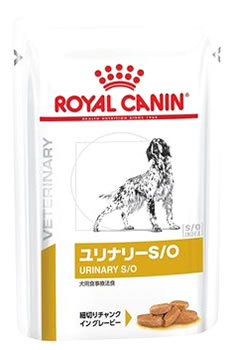 リニューアルに伴いパッケージ・内容等予告なく変更する場合がございます。予めご了承ください。 名　称 ROYAL CANIN　ロイヤルカナン　犬用　ユリナリーS/O　ウェット　パウチ 内容量 100g 特　徴 下部尿路疾患の犬のために 犬用 ユリナリーS/Oは、下部尿路疾患（ストルバイト結石症およびシュウ酸カルシウム結石症）の犬に給与することを目的として、特別に調製された食事療法食です。この食事は、マグネシウムなどのミネラル成分を調整しています。 【ストルバイト】ストルバイトが形成されにくい弱酸性の尿となるように、ミネラルなどの栄養バランスを調整。 【RSS】尿中のストルバイトやシュウ酸カルシウムの飽和度が高くない健康的な尿量を維持するように、ミネラルなどの栄養バランスを調整。 【尿量】健康的な尿量維持のために、ミネラルなどの栄養バランスを調整。 【マグネシウム制限】ストルバイト結石（リン酸アンモニウムマグネシウム）の構成成分であるマグネシウム含有量を制限。 原材料名 肉類（豚、鶏）、小麦粉、サンフラワーオイル、超高消化性小麦タンパク（消化率90％以上）、セルロース、コーンスターチ、魚油、糖類、調味料（アミノ酸等）、マリーゴールドエキス（ルテイン源）、アミノ酸類（タウリン、メチオニン、グリシン）、増粘安定剤（増粘多糖類）、ミネラル類（Cl、Na、K、Ca、P、Zn、Fe、Cu、Mn、I）、ビタミン類（コリン、D3、E、B1、ナイアシン、パントテン酸カルシウム、B2、B6、葉酸、ビオチン、B12） 保証分析値 成分（保証分析値）たんぱく質6.0％以上 脂質3.5％以上 粗繊維2.2％以下 灰分1.7％以下 水分82.0％以下 食物繊維1.4％ ビタミン（1kg中） A43,000IU/kg D3190IU/kg E210mg/kg カロリー含有量（代謝エネルギー）102kcal/100g 区　分 ペットフード、ドッグフード(ウェット) ご注意 ●「食事療法食」を使用する際のご注意 食事療法食は、ペットの健康状態や症状に合わせて与えるフードです。 与えるにあたり、飼い主様の判断で決めるのではなく、 必ず獣医師診断のもと、推奨されたフードでご購入をお願いいたします。 また、定期的な診断が望ましいフードです。 ◆本品記載の使用法・使用上の注意をよくお読みの上ご使用下さい。 販売元 ロイヤルカナン ジャポン合同会社　東京都港区港南1-2-70 品川シーズンテラス 7階 お問合せ　受付時間：月-金曜日 9:30-16:00(祝日、メーカー指定定休日をのぞく) ペット専門店・ブリーダーがお薦めする総合栄養食について　電話：0120-125-850 動物病院がお薦めする毎日の食事と食事療法食について　電話：0120-618-505 広告文責 株式会社ツルハグループマーチャンダイジング カスタマーセンター　0852-53-0680 JANコード：9003579010082