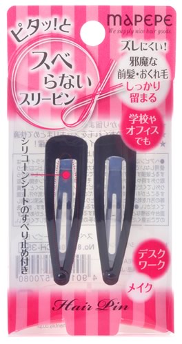 リニューアルに伴いパッケージ・内容等予告なく変更する場合がございます。予めご了承ください。 名　称 マペペ　スベらないスリーピン　BK 内容量 2個　(サイズ：約5cm) 特　徴 ◆ピタッ！とスベらないスリーピン ◆シリコーン樹脂加工済みで、ズレずにしっかり留まる！ ◆邪魔な前髪やおくれ毛をスッキリまとめて快適 ◆オフィスや学校、メイク時にも大活躍！ 材　質 ハガネ、シリコーン 区　分 ヘアピン/原産国　韓国(シリコーン加工・検品：日本) ご注意 ●ヘアピン以外の用途には使用しないでください。 ●ドライヤーは使用しないでください。 ●無理な力を加えたり、必要以上に広げたりすると破損する恐れがありますのでご注意ください。 ●ピンを中枠から取り外す時や、髪からはずす時は、そのまま引っ張らず、ピンを開いて取り外してください。 ●整髪料等がピンやシリコン樹脂につくと、変質することがありますのでご注意ください。 ●ご使用後は水気や汗、皮脂等の汚れを乾燥した布でよく拭きとり、通気性の良い所で清潔に保管してください。 ●濡れた状態で放置するとサビることがあります。また、洗面台や浴槽など、濡れた場所に放置するとサビ跡が付くことがありますのでご注意ください。 ●お子様の手の届かない所に保管してください。 ◆本品記載の使用法・使用上の注意をよくお読みの上ご使用下さい。 販売元 株式会社　シャンティ　東京都千代田区麹町4-2-6住友不動産麹町ファーストビル お問い合わせ　電話：0120-56-1114 広告文責 株式会社ツルハグループマーチャンダイジング カスタマーセンター　047-409-4023 JANコード：4901604570080