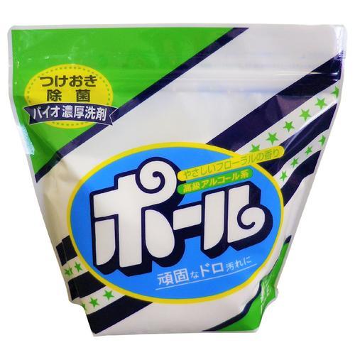 リニューアルに伴いパッケージ・内容等予告なく変更する場合がございます。予めご了承ください。 &nbsp; 商品名称 ポール　無リン　1.0kg　洗濯洗剤　洗たく洗剤 内容量 1kg 特徴 ◆野球のユニホームなど泥汚れにも強い洗濯用粉末洗剤。 &nbsp; ◆漬置き洗いで除菌もできます。　＜つけおき洗い方法(除菌方法)＞(1)衣料についた泥や砂は、十分にはらい落としてください。(2)35度前後のぬるま湯5Lに洗剤25g(スプーン約1杯)を良く溶かしてください。(つけおきする衣料の量に応じて、洗剤液のつくる量は調整してください。)(3)汚れた衣料を1時間から2時間つけおきしてください。(つけおきの際、衣料を洗剤液中で軽くもんで頂くと、よりきれいに洗い上がります。)(4)つけおき後の汚れた洗剤液は捨て、衣料を洗たく機に入れて普通に洗ってください。 &nbsp; ＜使用量の目安＞●一般のタイプ&hellip; ・水量65L洗濯物量6.0kgの時、75g ・水量55L洗濯物量4.5kgの時、63g ・水量45L洗濯物量3.0kgの時、50g ・水量30L洗濯物量1.5kgの時、25g ●ドラム式&hellip; ・洗濯物量7.0kgの時、75g ・洗濯物量6.0kgの時、63g ・洗濯物量4.5kgの時、50g ・洗濯物量2.0kgの時、25g &nbsp; ※洗剤量は汚れの程度に応じて加減してお使いください。 ※ドラム式や節水型の洗濯機では、自動で洗剤投入量が表示されるものもございます。各洗濯機の投入量の指示等をご参考にご使用ください。 ※洗濯物量の目安は、洗濯機の大きさの約7割-8割です。 ※付属のスプーン1杯が約25gです。 成分 界面活性剤(21%高級アルコール系(陰イオン)、高級アルコール系(非イオン)、純石けん分(脂肪酸ナトリウム))、アルカリ剤(炭酸塩)、水軟化剤(アルミノけい酸塩)、分散剤、漂白剤、漂白活性化剤、蛍光増白剤、酵素 区分 日用品雑貨/洗濯用洗剤・柔軟剤/原産国:日本&nbsp; 保管及び取扱い上の注意（免責） ●子供の手の届く所、落下、転倒する所に置かない。●認知症の方などの誤飲を防ぐため、置き場所に注意する。●用途以外に使用しない。●長期間の保存は避けるようにし、また高温多湿の所に置かない。固まったり溶けにくくなることがある。◆本品記載の使用法・使用上の注意をよくお読みの上ご使用下さい。 注意事項 ＜使用上の注意＞●使用後はよく手を洗う。●荒れ性の方や長時間使う場合、また洗剤をブラシにつけて洗う時は炊事用手袋を使う。●洗剤を水に溶かして密閉容器に保管しない。酸素が発生し、内圧が上がることがある。●使用後は品質保持のため、しっかりとチャックを閉じて保管する。 ＜応急処置＞●目に入った時はこすらずただちに流水で15分以上洗い流し、必ず眼科医に受診する。●少量の粉末または洗剤溶液を飲み込んだ時は、吐かずに口をすすぎ、水を飲む等の処置をする。異常が残る場合は、医師に相談する。●大量に口や鼻に入った時はただちに医師に連絡、相談する。受診時は必ず本品を持参する。 ＜お洗濯前にご確認ください＞●必ず衣料品の取扱い表示を確認してください。●この商品は蛍光剤配合です。きなりやオフホワイト、ベージュ、ピンク等の淡色の綿、麻衣料は白っぽくなることがあるので蛍光剤無配合の洗剤をご使用ください。●洗剤が一ヶ所にかたよりますと、溶け残りや蛍光剤のムラづきの原因となります。洗剤を衣料に直接かけたり、一ヶ所にかたよらないように投入してください。●色落ちが心配な衣料は、濃いめの洗剤液を目立たない部分につけて5分ほどおき、変色や色落ちがある場合は洗わないでください。●すすぎは2回をおすすめします。●せんい自体の変質による黄バミは、白くなりません。●絹、ウール製品には使用できません。●金属類(ファスナー、ボタン、フックなどの留具)が付いた衣料のつけおき時間は1時間以内にしてください。◆本品記載の使用法・使用上の注意をよくお読みの上ご使用下さい。 お問合せ先 03-3691-1398 広告文責 株式会社ツルハグループマーチャンダイジングカスタマーセンター　047-409-4023 JANコード：4902875210224