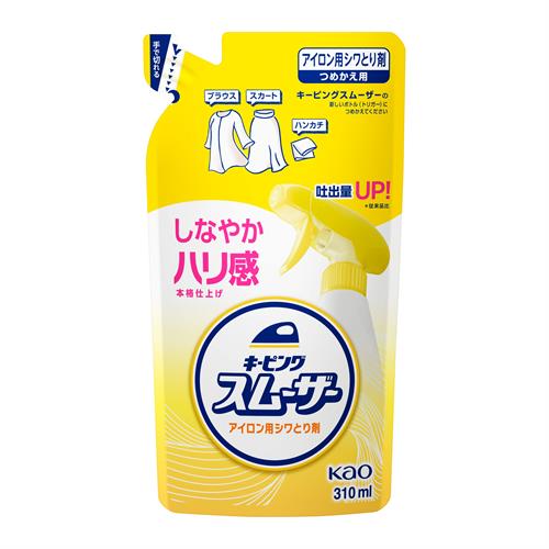 リニューアルに伴いパッケージ・内容等予告なく変更する場合がございます。予めご了承ください。 &nbsp; 商品名称 花王 キーピングスムーザーアイロン用しわとり剤　つめかえ　310ml 内容量 310ml 特徴 ●細かい洗たくジワがラクにとれて、しなやかなハリ感に仕上がります。●戻りジワを防ぎます。●アイロンすべりが軽くなります。 ●少ないスプレー回数でアイロンがけをラクに●しなやかハリ感で衣類を本格仕上げ。 材質・原材料・成分 成分 水溶性ポリマー、シリコーン、香料 区分 衣類ケア剤　糊剤 注意事項 ＜ボトルへのつめかえ方 ご注意＞●必ず「キーピングスムーザーアイロン用シワとり剤」のスプレーボトルにつめかえる。 ●他の商品とまぜない。 ●パックを強く持つと、液が飛び出ることがあるので注意する。 ＜使用上の注意＞●用途外に使わない。 ●床、たたみにつくとすべる原因になることがあるので、必ず住居用洗剤で数回ふき取る。 ●子供の手の届く所に置かない。 ●認知症の方などの誤飲を防ぐため、置き場所に注意する。 ●換気をよくして使う。吸入しないよう注意する。 ●衣料によってはシミになることがあるので、目立たない所で試す。シミになった場合、水洗いで落ちる。 ●本品をアイロンに入れて使わない。◆本品記載の使用法・使用上の注意をよくお読みの上ご使用下さい。 お問合せ先 お客様相談窓口　9:00-17:00（土曜・日曜・祝日を除く）　0120-165-693 広告文責 株式会社ツルハグループマーチャンダイジングカスタマーセンター　047-409-4023 JANコード：4901301468284