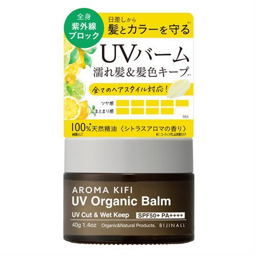 リニューアルに伴いパッケージ・内容等予告なく変更する場合がございます。予めご了承ください。 &nbsp; 商品名称 ビジナル アロマキフィ　UVオーガニックバーム　UVカット&amp;ウェットキープ　40G 内容量 40g 特徴 ●持ち歩きにも便利な&ldquo;髪用日焼け止めオーガニックバーム&rdquo;●SPF50+／PA++++／UV耐水性★★のウォータープルーフ処方、髪用UVケアバーム。●スタイリングしながら、紫外線・湿気・色落ちから髪を守ります。●強い紫外線はもちろん、湿気や雨によるスタイル崩れ、ヘアカラーの色落ちまでまとめてケアします。&nbsp;●オイルで髪をうるおいコーティングし、UVバームで表面を守るダブルアプローチ。 ●スタイリングしながらツヤ感をプラスし、カラーした髪もきれいな印象へ。 ●ヘアカラーの褪色を防ぎたい方のデイリーケアにもおすすめです。&nbsp;●ベタつきにくく、手のひらでさっとなじませるだけ。 ●シャンプーやボディソープで落とせる手軽さもポイント。 ●外出前はもちろん、外出先での塗り直しにも使いやすいアイテムです。 ●髪だけでなく、ハンドクリーム代わりとして手元のケアや、日やけしやすい耳・うなじ・デコルテなどの紫外線対策にもマルチに使用可能。 ●天然精油だけで調香した、みずみずしく爽やかなシトラスアロマの香り。●スタイルも、ツヤも、髪色も守る&ldquo;新習慣・髪用UVケア&rdquo;。&nbsp;＜こんな方におすすめ＞ ・髪の日焼けや乾燥が気になる・湿気で髪が広がりやすい ・ヘアカラーの色落ちを防ぎたい ・スタイリングとUV・カラーケアを同時にしたい ・髪にも肌にも使えるUVアイテムを探している 雨の日も、晴れの日も。 効能／効果 紫外線ダメージから髪を守る（SPF50+／PA++++） 用法／用量 ○髪へお使いの場合は、適量を手のひらでよく伸ばし、乾いた髪の表面を中心によくなじませて整えます。 ○からだにお使いの場合は、適量を手のひらでよく伸ばし、紫外線のあたりやすい部位に丁寧になじませてください。 ○使用量が少ないと、充分な紫外線防止効果が得られません。 ○効果を保つために、汗などをふいた後は、こまめに塗り直してください。 ○一度に多く取らず、徐々に量を追加し髪や肌になじませてください。 材質・原材料・成分 パルミチン酸エチルヘキシル、ヒマワリ種子油、ヒマシ油、セバシン酸ジイソプロピル、炭酸ジカプリリル、メトキシケイヒ酸エチルヘキシル、オクトクリレン、ミツロウ、t−ブチルメトキシジベンゾイルメタン、水添ヒマシ油、エチルヘキシルトリアゾン、ビスエチルヘキシルオキシフェノールメトキシフェニルトリアジン、N−オレイルヒドロキシヘキサナミド、コメヌカロウ、ヘキサ（ヒドロキシステアリン酸／ステアリン酸／ロジン酸）ジペンタエリスリチル、イソステアリン酸オクチルドデシル、水添ロジン酸ペンタエリスリチル、アルガニアスピノサ核油、オリーブ果実油、シア脂、ホホバ種子油、マカデミア種子油、ジエチルアミノヒドロキシベンゾイル安息香酸ヘキシル、酢酸トコフェロール、フェノキシエタノール、香料 区分 美容・コスメ・香水/スタイリング剤 保管及び取扱い上の注意（免責） 〇衣類等につかないよう充分注意する。ついた時は、すぐに洗剤で丁寧に、つまみ洗いする。 〇子供や乳幼児などの誤食等を防ぐため、置き場所に注意する。 〇極端に温度の高い所や低い所、直射日光の当たる場所には置かない。 〇使用後は必ずキャップを閉める。 〇夏場など、気温が著しく高い所に長時間置かれる際は、なるべく容器を倒さないよう注意して持ち運ぶ。 〇天然由来成分を豊富に配合した処方の特徴として、柔らかさや香り、色調の変化、ひび割れや陥没、表面に模様や斑点、オイル成分がでる等が生じる場合がございますが、ご使用には問題ありません◆本品記載の使用法・使用上の注意をよくお読みの上ご使用下さい。 注意事項 〇傷、はれもの、湿疹等異常のあるところには使わない。 〇肌に異常が生じていないかよく注意して使う。 〇肌に合わない時や、使用中、赤み・はれ・かゆみ・刺激・色抜け（白斑等）や黒ずみ等の異常が出た時、また日光があたって同様の異常が出た時は使用を中止し、皮フ科医へ相談する。使い続けると症状が悪化することがある。 〇目に入らないように注意し、入った時はすぐに充分洗い流す。 お問合せ先 お問合せ先：株式会社ビジナル 受付時間：平日10：00-18：00（土日祝日を除く） 連絡：03-6884-4773 広告文責 株式会社ツルハグループマーチャンダイジングカスタマーセンター　047-409-4023 JANコード：4573492151742