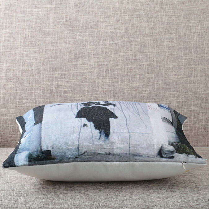 バンクシー Banksy クッションカバー Rain Under Umbrella 北欧デザイン 45×45cm リネン 天然の麻で出来たハンドメイド プレゼント ギフト 新生活 新居 引越し祝い 新築 子供 家 おうち おしゃれ [3]
