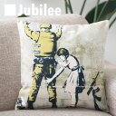 タイムセール 【バンクシー Banksy クッションカバー】 Cushion Cover 北欧デザイン 45×45cm リネン 天然の麻で出来たハンドメイド ガールインスペクション プレゼント ギフト 新生活 新居 引越し祝い 新築 子供 家 おうち 在宅 おしゃれ 母の日