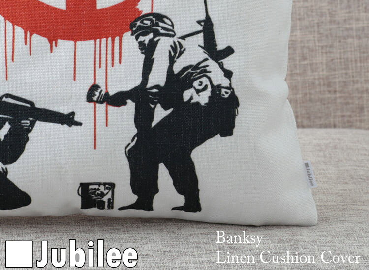 バンクシー Banksy クッションカバー Soldiers Painting Peace 北欧デザイン 45×45cm リネン 天然の麻で出来たハンドメイド プレゼント ギフト レトロスタイル 新生活 新居 引越し祝い 新築 子供 家 おうち おしゃれ [2]