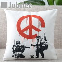 バンクシー Banksy クッションカバー Soldiers Painting Peace 北欧デザイン 45×45cm リネン 天然の麻で出来たハンドメイド プレゼント ギフト レトロスタイル 新生活 新居 引越し祝い 新築 子供 家 おうち 在宅 おしゃれ 母の日