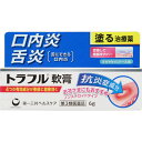 【購入の前にお読みください】リニューアルに伴いパッケージ・容量等予告なく変更する場合がございます。予めご了承ください。医薬品ご購入の際の注意事項医薬品説明文書はお読みになりましたか？必ずお読みのうえ、用法・用量を守って正しくお使いください。特徴こんな口内トラブル、ありませんか？・しみて美味しく食事がとれない・痛くてしゃべるのがつらい・気になって仕事に集中できないトラフル軟膏は、抗炎症成分、組織修復成分、殺菌成分をトリプル配合。患部に直接作用して炎症や痛み、はれをしずめ、口内炎・舌炎を治すお薬です。●炎症をおさえ、痛み・はれをしずめる抗炎症成分「アズレンスルホン酸ナトリウム水和物」と「グリチルレチン酸」を配合。●傷ついた口内の粘膜修復を助ける組織修復成分「アラントイン」を配合。●患部を清潔な環境にする殺菌成分「セチルピリジニウム塩化物水和物」を配合。●患部にしっかり付着する軟膏タイプ。有効成分が浸透して、すぐれた効き目を発揮します。効能・効果口内炎、舌炎表示成分または内容成分・成分量本剤は、100g中に次の成分を含有しています。成分・・・分量・・・作用アズレンスルホン酸ナトリウム水和物・・・0.02g・・・抗炎症作用により、炎症をおさえ、痛み・はれなどの症状をしずめます。グリチルレチン酸・・・0.3g・・・抗炎症作用により、炎症をおさえ、痛み・はれなどの症状をしずめます。アラントイン・・・0.3g・・・組織修復作用により、傷ついた口内の粘膜修復を助けます。セチルピリジニウム塩化物水和物・・・0.1g・・・殺菌作用により、患部を清潔な環境にします。添加物：グリセリン、ゲル化炭化水素、ポリアクリル酸Na、メタケイ酸アルミン酸Mg、ヒプロメロース、l-メントール、サッカリンNa用法用量/使用方法＜用法・用量＞1日2〜4回、患部を清浄にした後、適量を塗布して下さい。＜使用方法＞トラフル軟膏の使い方1．本剤を使用する前に、口をすすいできれいにして下さい。2．本剤を、患部におおいかぶせるように塗布して下さい。3．塗布した後は、なるべく患部をさわらないようにして下さい。\n＜チューブの開封方法＞キャップを逆さ向きにして、突起部をチューブの先に強く押し当てて開封して下さい。【購入に関する注意事項】●リニューアルに伴いパッケージ・容量等予告なく変更する場合がございます。予めご了承ください。●大量注文(同一商品を10個以上ご注文)の場合、通常の配送よりも お時間がかかります。予めご了承ください。●同一のお客様、または同一のお届け先への大量のご注文は、当社の判断によりご注文をキャンセルさせていただく場合がございます。あらかじめご了承ください。●商品の価格は、弊社ネット店独自の価格で販売させて頂いており、実店舗とは価格が異なる 場合がございますので予めご了承ください。また、通常品・セール品に関わらず、予告なく価格の 変更をさせていただく場合がございますので、併せてご了承ください。