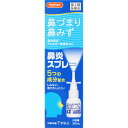 【購入の前にお読みください】リニューアルに伴いパッケージ・容量等予告なく変更する場合がございます。予めご了承ください。医薬品ご購入の際の注意事項医薬品説明文書はお読みになりましたか？必ずお読みのうえ、用法・用量を守って正しくお使いください。【特徴】急性鼻炎、アレルギー性鼻炎などによる鼻みず、鼻づまりに鼻炎用点鼻薬鼻みず、鼻づまりは、かぜ、又は花粉やほこりなどが原因で、鼻の粘膜にはれや充血が生じたときに多くみられます。スットノーズαプラス点鼻薬はスプレー式で、鼻腔内に一定量のお薬を噴霧するため、有効成分が均一にひろがり、不快な鼻炎症状を速やかに緩和し、鼻の通りをよくします。【効能・効果】急性鼻炎、アレルギー性鼻炎又は副鼻腔炎による次の諸症状の緩和：鼻づまり、鼻みず（鼻汁過多）、くしゃみ、頭重（頭が重い）【内容成分・成分量】100mL中成分・・・分量・・・作用ナファゾリン塩酸塩・・・50mg・・・はれや充血を抑え、炎症を改善します。クロルフェニラミンマレイン酸塩・・・400mg・・・くしゃみ、鼻みずなどのアレルギー症状を緩和します。リドカイン・・・200mg・・・かゆみ、痛みを抑え、不快感をやわらげます。ベンゼトニウム塩化物・・・20mg・・・鼻腔内の殺菌・消毒をし、炎症の改善をたすけます。グリチルリチン酸二カリウム・・・60mg・・・アレルギー反応による鼻の炎症をしずめます。添加物として、エタノール、pH調節剤、等張化剤を含有します。【用法用量】＜用法・用量＞次の量を、鼻腔内に噴霧してください。年齢・・・1回量・・・1日使用回数成人（15才以上）及び7才以上の小児・・・1〜2度ずつ噴霧・・・3時間以上の間隔をおいて、6回以内7才未満・・・使用しない（使用方法）1．キャップをはずします。2．初めてご使用の際は、液が噴霧するまではね部を数回、空押ししてください。3．右図のように容器を持ち、ノズルを鼻腔内に少し差し入れます。4．静かに息を吸い込みながら、はねを下まで押して、1回に1〜2度ずつ噴霧してください。＊できるだけ垂直に近い角度でお使いください。5．使用後は清潔なティッシュペーパーやガーゼなどでノズルを拭きキャップをして保管してください。〔液が残っている音はするが出ない時〕液を吸い上げるチューブは右図のような構造になっています。緩やかなカーブがついていますので容器をかたむけずお使い頂くと、むだなくお使いいただけます。