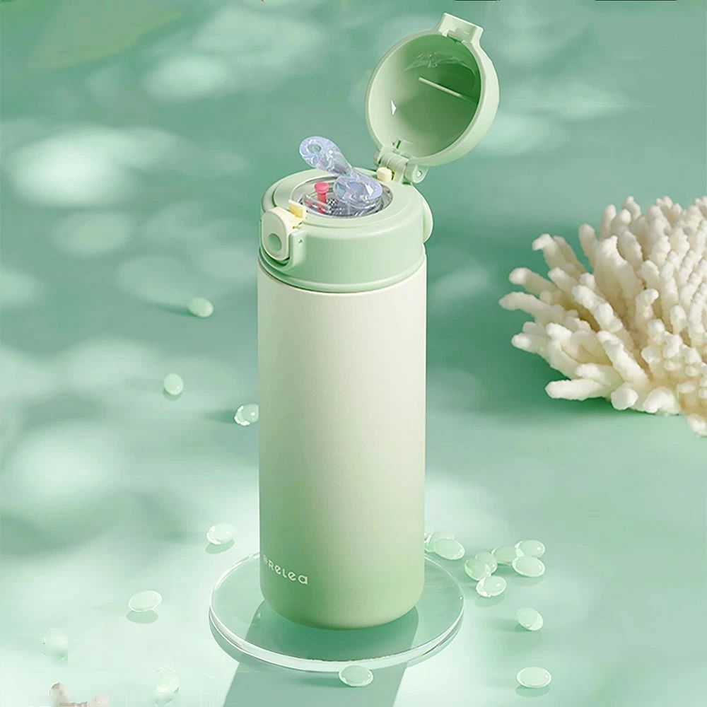 商品情報 素材 蓋とストロー:食品グレードのPP、シリコン 本体:316ステンレス SUS316について SUS316とは、オーステナイト系に分類されるステンレス鋼で、 特に耐食性と耐熱性に優れている素材です。 日本国内では、化学プラントや食品製造設備など幅広い用途で注目されています。 最近では、SUS316を活用した製造技術や耐久性に関する関心が高まっており、 製造業の現場で重要性が増しています。 セラミックコーティングについて 表面にセラミックの層を施す技術で、耐久性や耐熱性、耐腐食性を向上させるために使用されます。より安全で健康的です。 品質表示 Sサイズ:69mmx185mm、容量約400ml Mサイズ:69mmx230mm、容量約550ml ※サイズは当店計測サイズとなります。 商品により、若干の個体差が生じます。 取扱説明 ※食器洗浄・乾燥機・電子レンジ対応不可 ※色がある場合、モニターの発色の具合によって実際のものと色が異なる場合がある。 他の人気商品もチェック! 寝たままでも飲める 水筒 かわいい ロ 弁当箱 水筒 水筒 マグボトル 人気 グリーン パープル ピンク ピンク(重力ボール無し) 約400ml 約550ml
