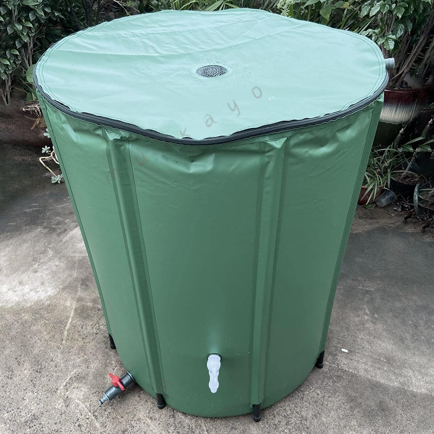 節水可能 干ばつや雨が少ない場合、レインバレルは芝生や庭に貴重な水を供給することができます。 このバケツを使用すると、平均水消費量を 40％削減できます。 機能 雨水貯留で水を節約できる商品です。庭の植物、花、木への水やりや洗車にも活躍します。水を集める：大雨のとき、より多くのバケツを接続すると、典型的な屋根は数百ガロンの水を生成する可能性があります。 使いやすさ このレインバレルを縦樋の下に置き、水をネットの上部から貯蔵エリアに流すだけです。雨水がいっぱいになると、余分な水が上から流れ出します。 用途 雨水を溜めて家庭用菜園、道具洗い、洗車、災害対策等など、水道代のかかる水作業に利用で水道代の節約に。紫外線に耐えることができ、腐食に強い素材で、従来のバケツとは異なり、寒い冬でも割れや割れを防ぐことができます 実用性 雨水を溜めて家庭用菜園、道具洗い、洗車、災害対策等など、水道代のかかる水作業に利用で水道代の節約に。紫外線に耐えることができ、腐食に強い素材で、従来のバケツとは異なり、寒い冬でも割れや割れを防ぐことができます 簡単に閉めるためのジッパー 上部には防虫ネットが装備 昆虫、動物、ゴミの侵入を防ぎ安心してご利用可能です雨水貯留で水を節約できる商品です。庭の植物、花、木への水やりや洗車にも活躍します。雨の間にたくさん水を貯められる、大容量サイズの貯水タンクです仕様：雨水を貯めて節水可能 貯水タンク 家庭用素材：PVCメッシュ色：ダークグリーンサイズ選択：250L：60x88cm（直径*高度）23.62x34.65inch500L：80x98cm（直径*高度）31.50x35.58inch750L：100x98cm（直径*高度）39.37x35.58inch1000L：120x88cm（直径*高度）47.24x34.65inch包装内容明細書：バレルボディ+サポート+ドレンバルブ+蛇口+オーバーフローバルブ[品質保証]：アイテムを受信したときに、あなたがどんな製品に問題がある場合は、私達に連絡することを躊躇しないでください、私たちは24時間以内に解決策を返信し、あなたを提供します。注意: 商品のサイズは手作業で測定しているため、1〜3cmの若干の誤差はご了承ください。2.モニター、撮影光、その他の要因により、製品の色は写真と若干異なる場合がありますので、ご了承ください。3.私たちは顧客に高品質の製品と優れたサービスを提供することを目指しています。ご質問があれば、お気軽にお問い合わせください。24時間以内に満足のいく回答をさせていただきます。品質サービス:1、 当社の製品に問題がある場合は、お気軽にお問い合わせください。2、輸送中に多少の衝撃が加わる可能性がございます。万が一不具合や破損などがございましたら、部品の再送など対応させていただきますので、お気軽にご連絡くださいませ。3、商品が多いため、発送時に説明書をお送りし忘れることがございます。万が一、説明書が届いていない場合や、商品組み立てに関してご不明点がございましたら、お手数ですがご連絡いただけますようお願い申し上げます。電子版の説明書を再送させていただきますので、どうぞご安心ください。お客様にはご理解いただきますようお願い申し上げます。お客様のご支援が、私たちの励みとなっております。