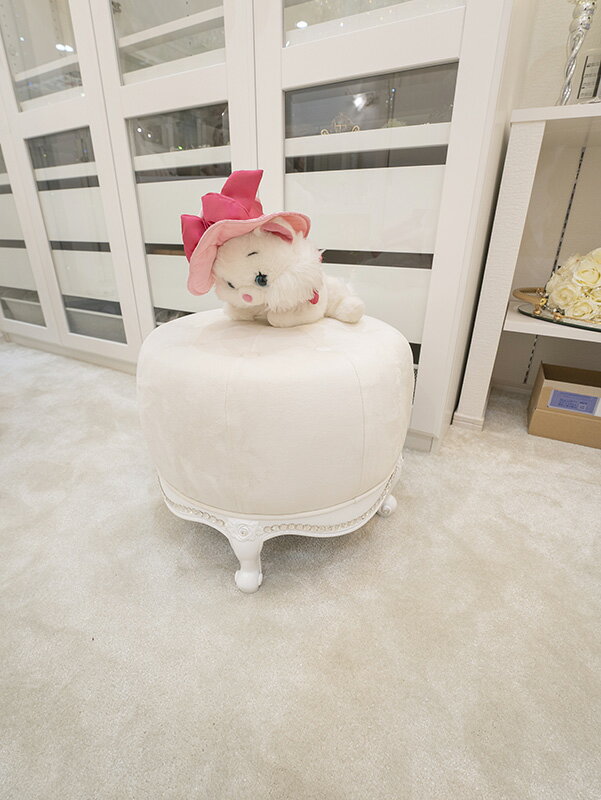 ラウンド型 オットマン 猫脚 薔薇の彫刻 スーパーホワイト色 ホワイトベルベット 輸入家具 オーダー家具 姫系家具 プリンセス家具 姫系 姫 白家具 椅子 いす スツール