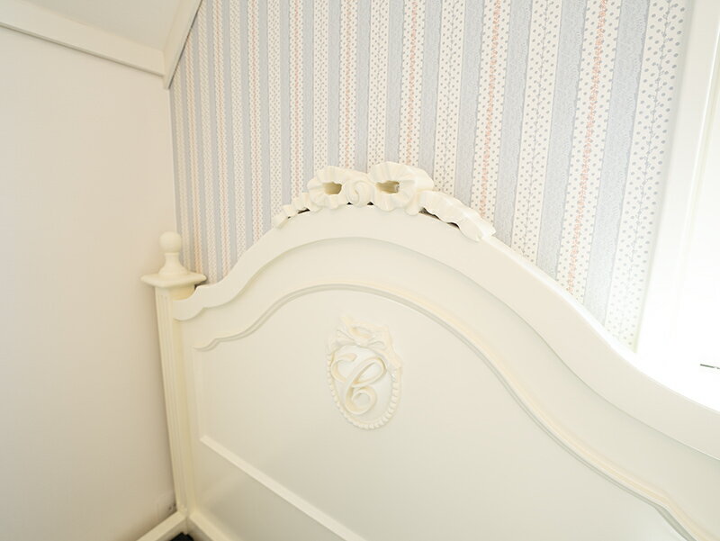 レディメイ シングルベッド リボンの彫刻/リトルプリンセスのリボンとイニシャルCの彫刻 ホワイト色 マット別売り 輸入家具 オーダー家具 プリンセス家具 モダンクラシック フレンチスタイル 姫系家具 白家具 姫系 姫 寝具