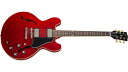 「 GIBSON ES-335 Sixties Cherry」 商品説明 ギブソンES-335ドットは、ギブソンESラインアップにおいて基軸をなすモデルです。1958年のリリース以来、ギブソンES-335は他を寄せ付けないほどの金字塔を打ち建ててきました。 ハンド・ロールド処理により角が落とされ丸みを帯びた“C”シェイプのマホガニーネック、パーロイド・ドット・インレイが打たれたローズウッド指板を擁し、往時の高いプレイヤビリティを現代に蘇らせています。 ギブソンによりキャリブレート処理されたT-Typeハムバッキング・ピックアップは、ハンドワイヤリングされたコントロール・アッセンブリーと組み合わされています。結果、プレイヤー達が60年以上もの間愛し続けてきた、汎用性の高いギブソンESトーンの誕生です。 安定したチューニング、正確な音程感は、キーストン・ボタン付きのヴィンテージ・デラックス・チューナー、ABR-1ブリッジ、スチール製のサムホイールとテイルピース・スタッドで固定された軽量なアルミニューム素材のストップ・バー・テイルピースの採用により実現しています。 スペック Body Body Shape：335 Back：3-Ply Maple/Poplar/Maple Top：3-Ply Maple/Poplar/Maple Bracing：Spruce Binding：Single-Ply Cream Finish：Gloss Nitrocellulose Lacquer Neck Material：Mahogany rofile：Rounded "C" Scale Length：24.75" / 628.65mm Fingerboard Material：Rosewood Fingerboard Radius：12" Number Of Frets：22 Frets：Medium Jumbo Nut Material：Graph Tech Nut Width：1.7" / 43.053mm End of Board Width：2.26" / 57.404mm Inlays：Acrylic Dots Hardware Finish：Nickel Bridge：ABR-1 Tune-O-Matic Tailpiece：Aluminum Stop Bar Tuning Machines：Vintage Deluxe w/ Keystone Buttons Pickguard：Black 5-ply Control Knobs：Black Top Hats with Silver Reflector Switch Tip：Cream Electronics Neck Pickup：Calibrated T-Type, Rhythm Bridge Pickup：Calibrated T-Type, Lead Controls：2 volumes, 2 tones, 1 toggle switch, hand-wired with 500K potentiometers and orange drop capacitors Miscellaneous Strings：.010, .013, .017, .026, .036, .046 Case：Hard Shell Case Accessories：Gibson Accessory Kit ギブソンは製品デザイン・クオリティ・快適な演奏性の実現に向け絶えず改善に努め、常に最良のマテリアルを製品に取り入れられるよう、製品の予告なき仕様変更を行うことがあります。 Gibson ES-335　Sixties Cherry 1958年のリリース以来、ギブソンES-335は他を寄せ付けないほどの金字塔を打ち建ててきました。！ WEST MUSICからのお知らせ ※画像はメーカーのサンプル画像です、色合い、木目等異なります。 ※当店リペアスタッフによる、点検・基本調整の後に発送いたします。 ※ネット上の在庫状況の反映には迅速を務めておりますが、万が一店頭で完売した場合はご了承くださいませ。 ※ご不明な点はメール・お電話にて、お気軽にお問い合わせください。