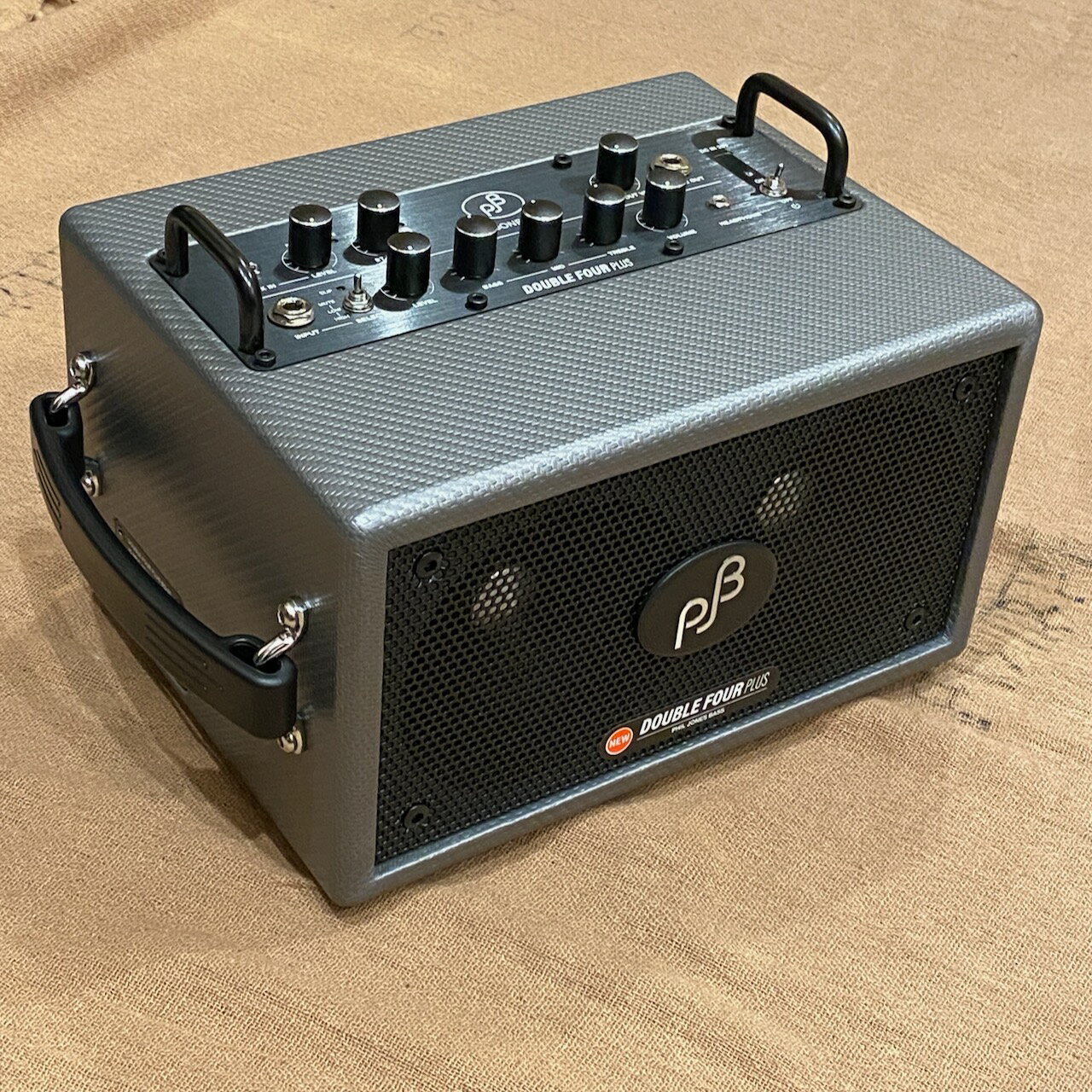 「Double Four Plus / Carbon Silver 」 メーカー商品説明 人気の Double Four Plus に2026年春の限定カラーが登場！ 自宅練習から配信まで。Bluetoothも装備、3系統同時入力可能。 サイズを超えた高音質でプロアマ問わず人気の Double Four が、大幅に進化しました。 音質も格段にスムースかつパワフル。楽器, Bluetooth, 外部入力の3系統 を同時入力しミックスして鳴らしたり、それをステレオで出力する事もできます。 練習はもちろんの事、今時のライブ配信やオンラインレッスンなども想定したスペックを備え、さまざまな用途、さまざまな楽器に使える、新世代 PJB アンプの登場です。 主な特徴 / FEATURES ＜90W(45W+45W)パワーが生む余裕ある鳴りと音質＞ 新設計のプリ＆パワーアンプにより、艶やかなサウンドを実現しました。幅30cmほどのサイズながら、余裕のある出力を持ち、プレイのニュアンスを余す事なく表現します。自宅練習余裕でこなせます。 ＜2 x 4” スピーカー＞ PJBしかなしえない高音質の秘密が、自社開発の専用4インチスピーカー。強力なマグネットとコイルを備え、ワイドレンジでスピード感に溢れるサウンド。プレイヤーの指先のわずかな動きまで追従します。 ＜RALFRパッシブラジエター＞ サイズを超えた重低音を生む秘密は、背面に設置されたパッシブラジエター。PJがRALFRと呼ぶこのパッシブラジエターはメインスピーカーの動きに追従して動き、低音を増強する役割をします。 ＜3系統の同時入力　Inst + AUX + Bluetooth＞ メインとなるインプットは入力感度やミュート、3バンドEQを備えます。またX4で好評だったBluetooth入力や、AUX入力も装備。入力3系統はそれぞれレベル、ミュートを備えており、簡易ミキサーとしても利用できます。 ＜ステレオ出力＞ 録音、配信を想定して出力系はすべてステレオ構成。メインスピーカー、ヘッドホン、LINEOUTまでステレオ出力対応。各レベルやミュートなどを駆使して、ワンオペでの配信やオンラインレッスンなど、さまざまな用途に使えます。（モノ入力の信号はモノラルのままです。） ＜モバイルバッテリー対応＞ 電源は通常のAC100Vを使用しますが、自宅練習用としてモバイルバッテリーでも駆動できます。非常用ですので、過大な入力で保護回路が働く場合があります。 【使用できるバッテリーの条件】 　1. USB PD対応のモバイルバッテリー (PDはUSBの規格で、Power Deliveryの略） 　2. USB出力のボルテージがDC20V以上 　3. USB出力のアンペアが3A以上(ヘッドホン利用時）5A以上（スピーカー出力時） 　注意：20V出力未満のバッテリーでは作動しませんのでご注意下さい。 　※全てのバッテリーでの使用可能を保証するものではありません。アンプの過大入出力時に保護回路が働きストップする場合がありますので、ライブ等を目的としたバッテリー駆動はお勧めしません。 仕様 / SPECIFICATIONS ●Model : Double Four Plus ●パワー : 90 W (45W+45W) ●スピーカー : 2 x PJB 4インチ + RALFR Passive Radiator ●周波数特性 : 40Hz-17kHz ●インプット : 3系統（Input、AUX、Bluetooth） ●アウトプット : LINEOUT（1/4” TRS Stereo), Headphone（3.5mm TRS mini Stereo) ●Bluetooth : 5.1 ●コントロール : Input Level, Level Selector, Bass, Mid, Treble, AUX Volume/mute, BT Volume/mute, Master Volume, Lineout Volume ●本体サイズ : 329(W) x 203(H) x 215(D) mm ●重量 : 5.1 Kg WEST MUSICからのお知らせ ※掲載画像は実物を撮影したものですが、撮影状況等により、色合い等異なる場合がございます。 ※ネット上の在庫状況の反映には迅速を務めておりますが、万が一店頭で完売した場合はご了承くださいませ。 ※ご不明な点はメール・お電話で何でもお気軽にお問い合わせください♪
