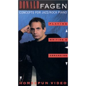 VHS ※外装フィルムに破れがございます。あらかじめご了承ください。 スティーリー・ダン、ドナルド・フェイゲンの映像というだけでも貴重なのに、なんと初のインストラクション・ビデオが登場。 ジャズ・ピアニストのウォーレン・バーンハートをホストに迎え、インタビューとソロ/デュエットのピアノ演奏で、スティーリー・ダンやソロ作品のコンポージングとアレンジングのプロセスを解明していく。 まずChain Lightningを題材に、シンプルな12小節ブルースがベースラインとコードヴォイシングに変更を加えていくことによってソフィスティケイトされた曲に仕上がっていく様を実演。 その後、Peg,Josie,On The Dunes,Teahouse on the Tracksといったおなじみのヒット曲の謎が次々と彼のピアノの鍵盤の上で解き明かされていく。 演奏曲のスコアを掲載した小冊子付き。